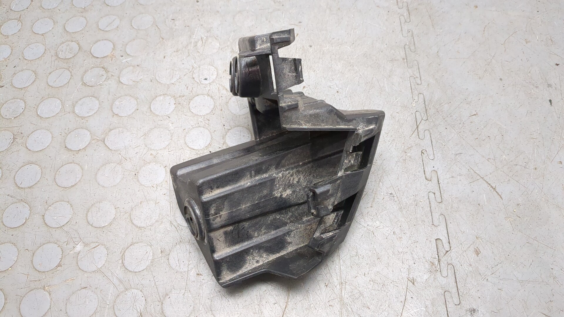 Кронштейн заднего бампера левый