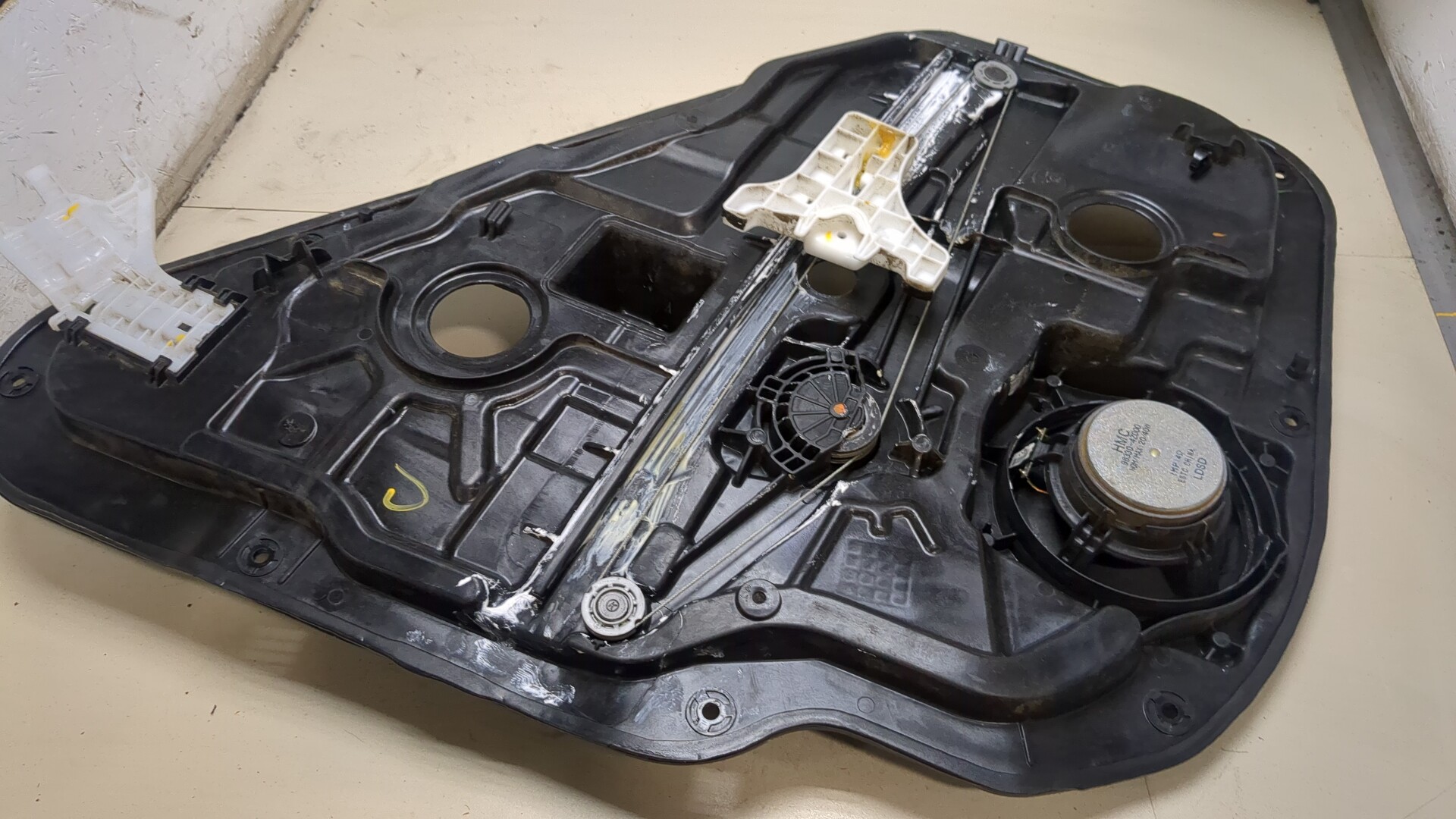 Стеклоподъемник электр. задний левый