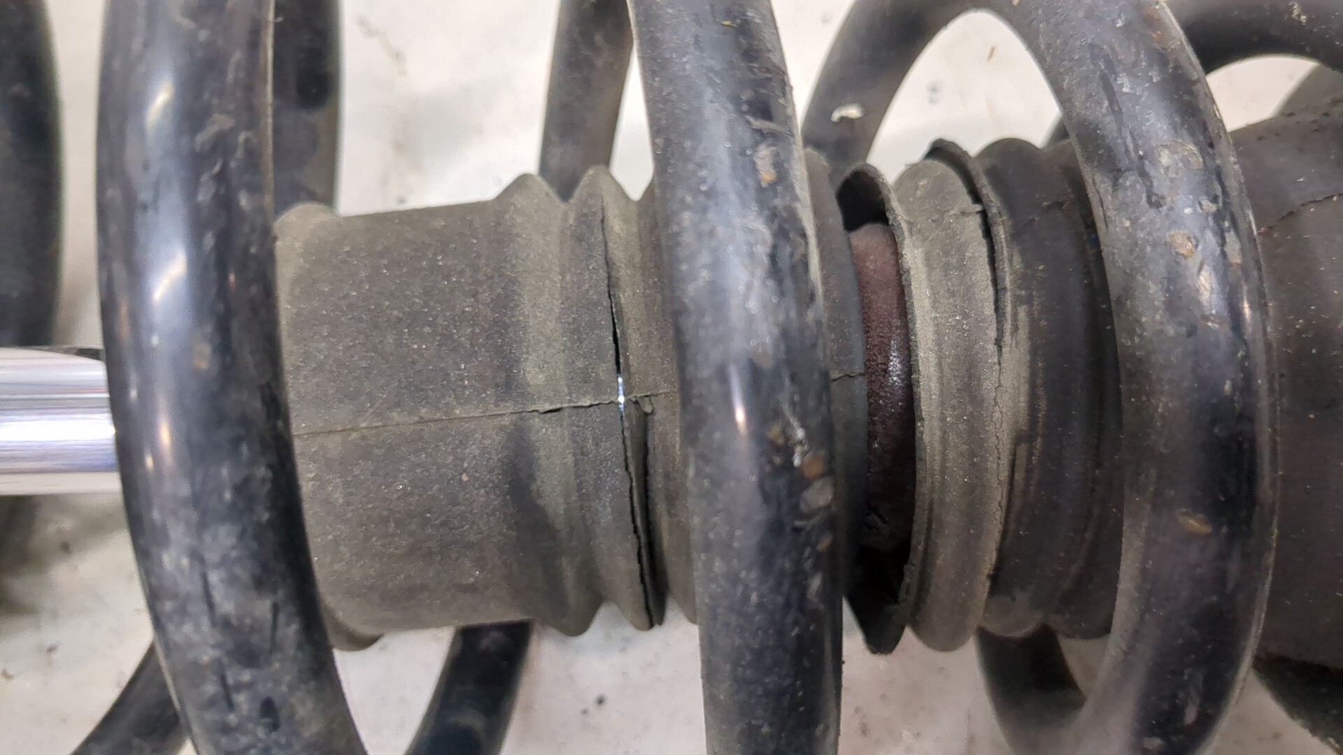 Амортизатор задний правый