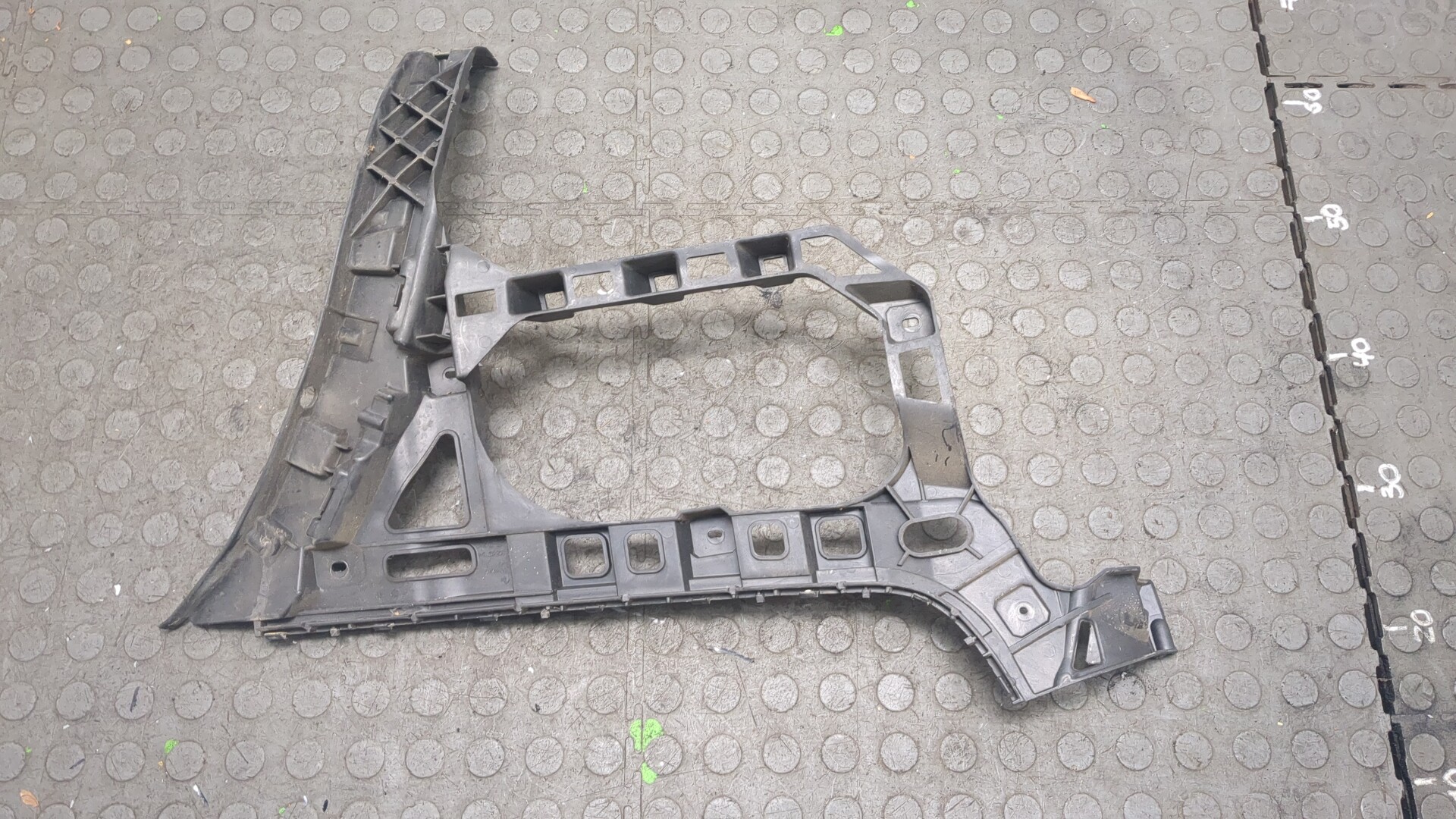 Кронштейн заднего бампера правый