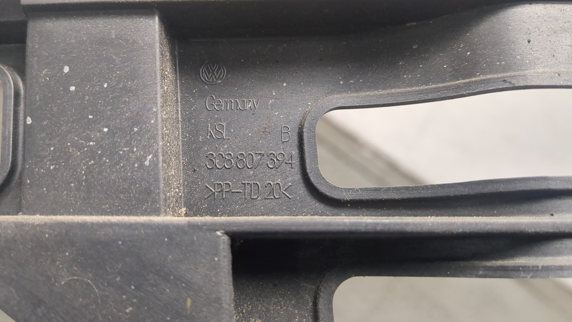 Кронштейн заднего бампера правый