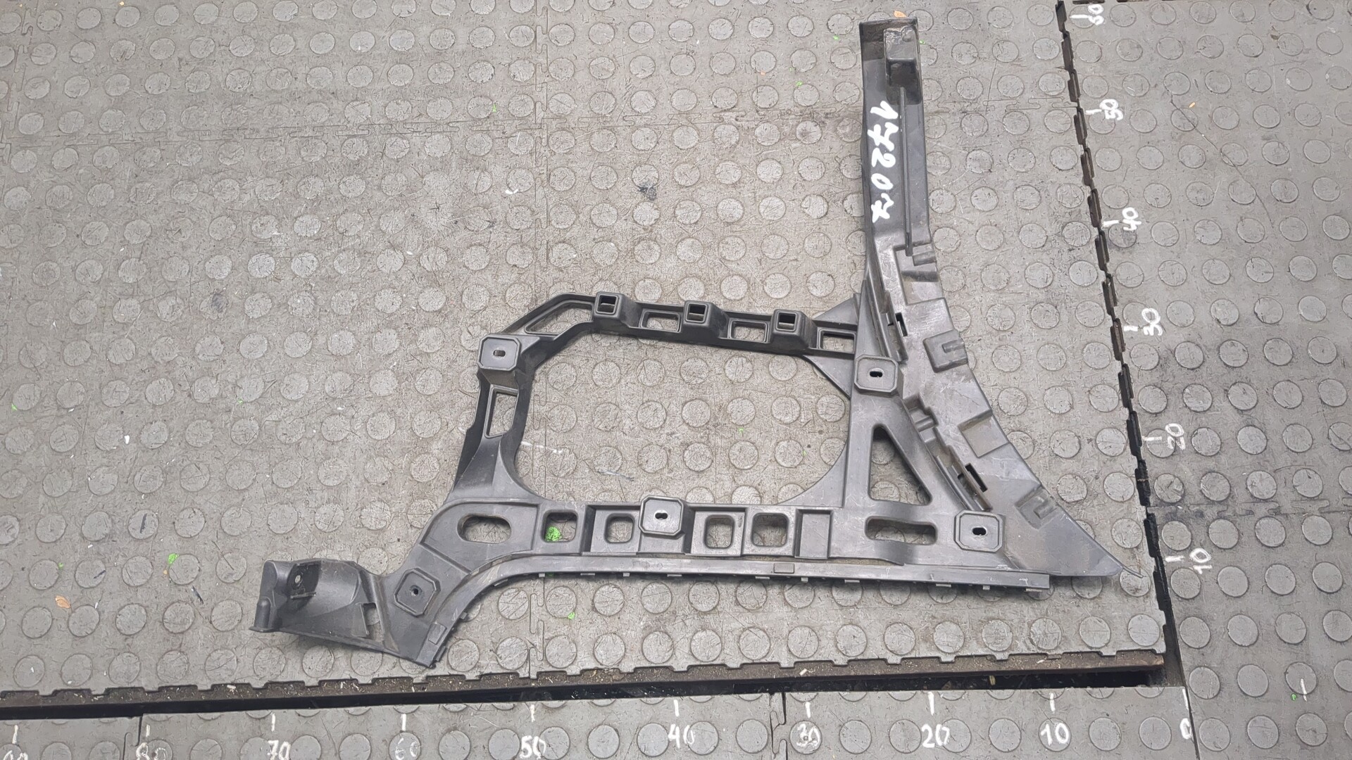 Кронштейн заднего бампера правый