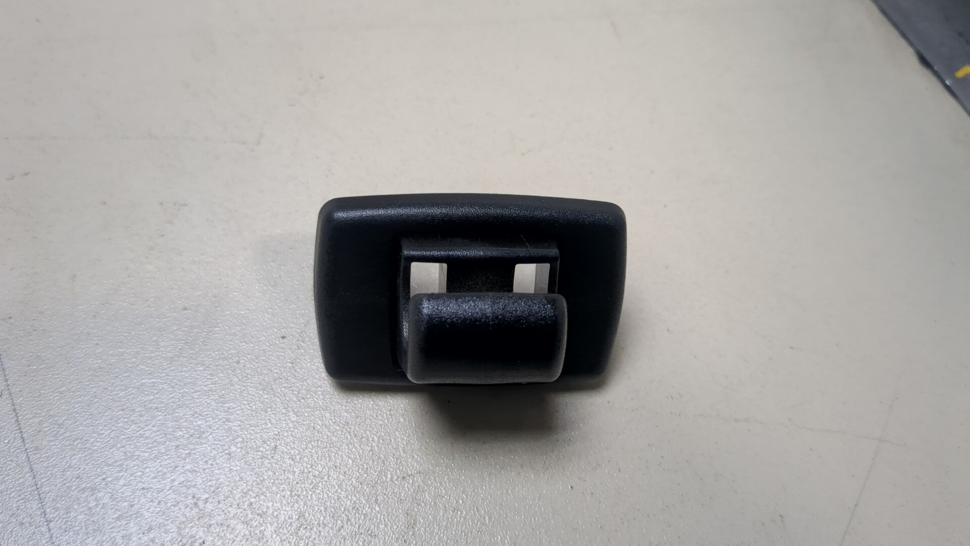 Кронштейн солнцезащитного козырька