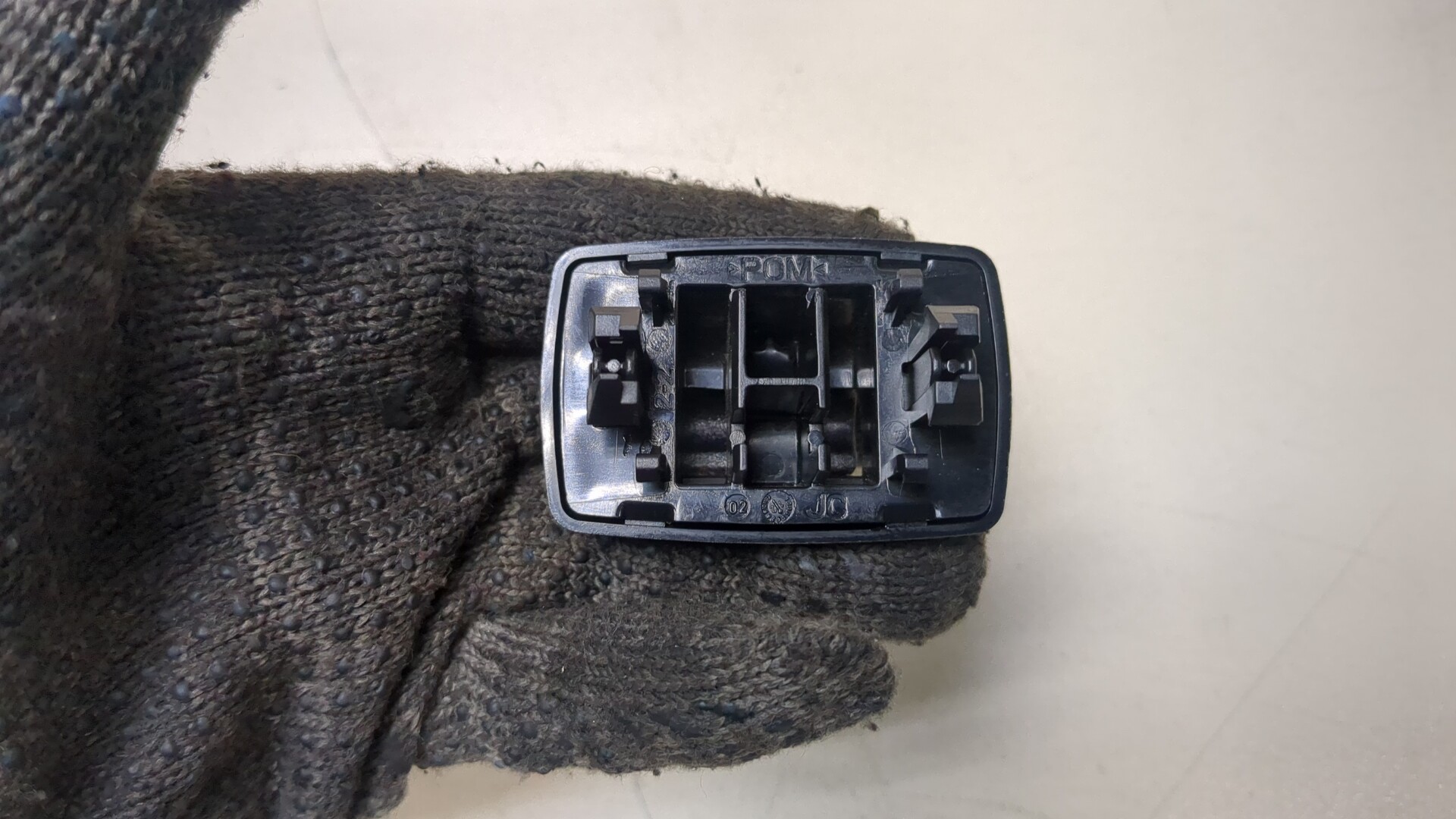 Кронштейн солнцезащитного козырька