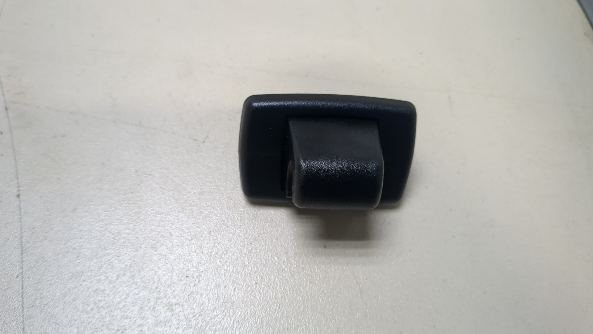 Кронштейн солнцезащитного козырька