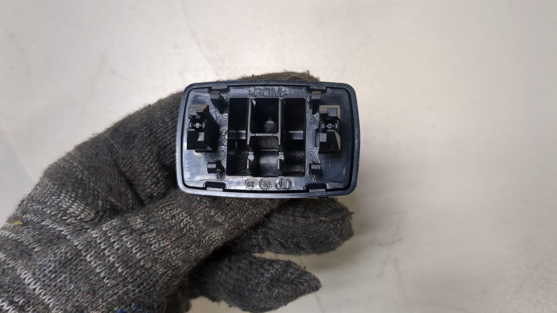 Кронштейн солнцезащитного козырька