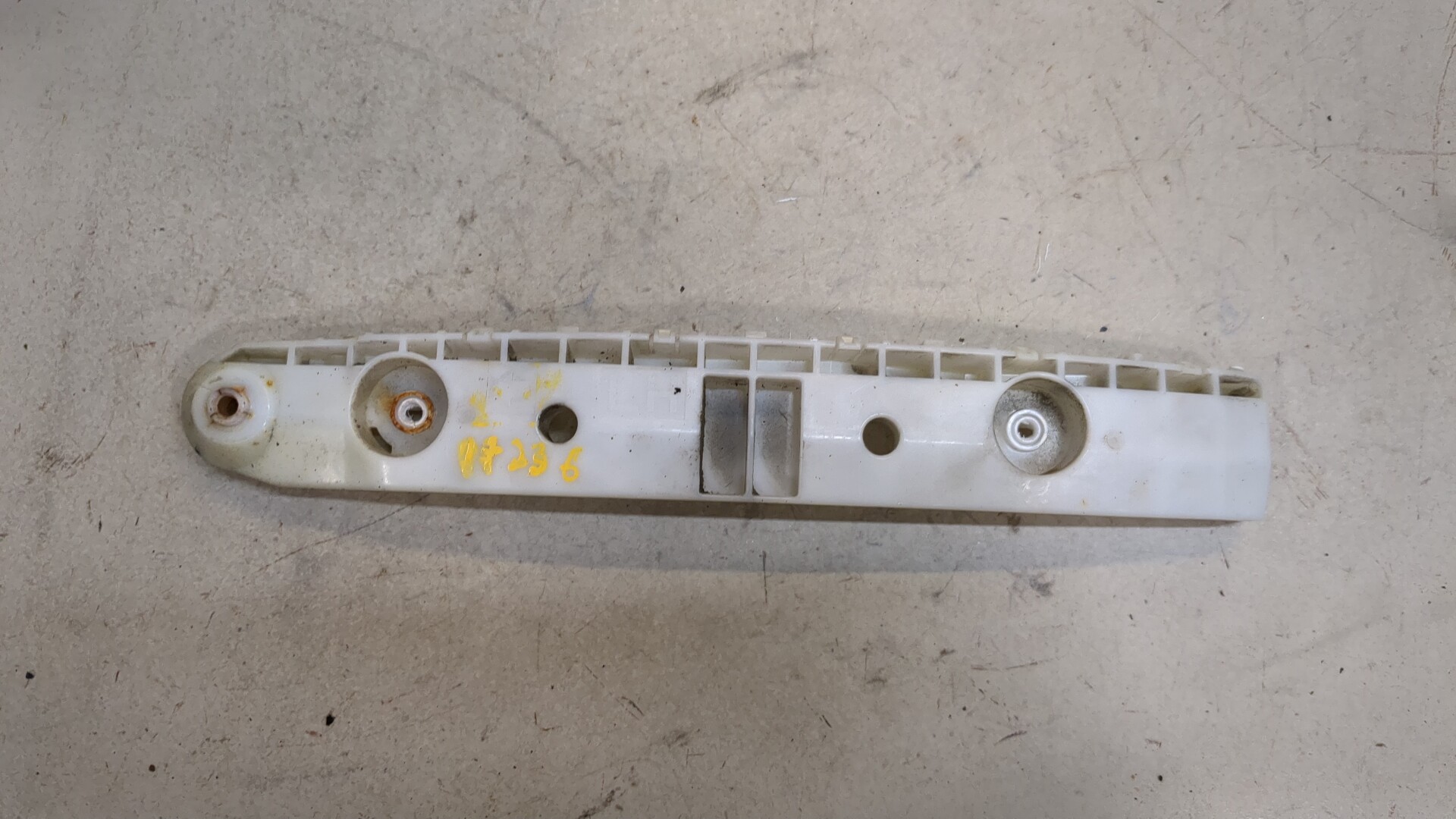 Кронштейн заднего бампера левый