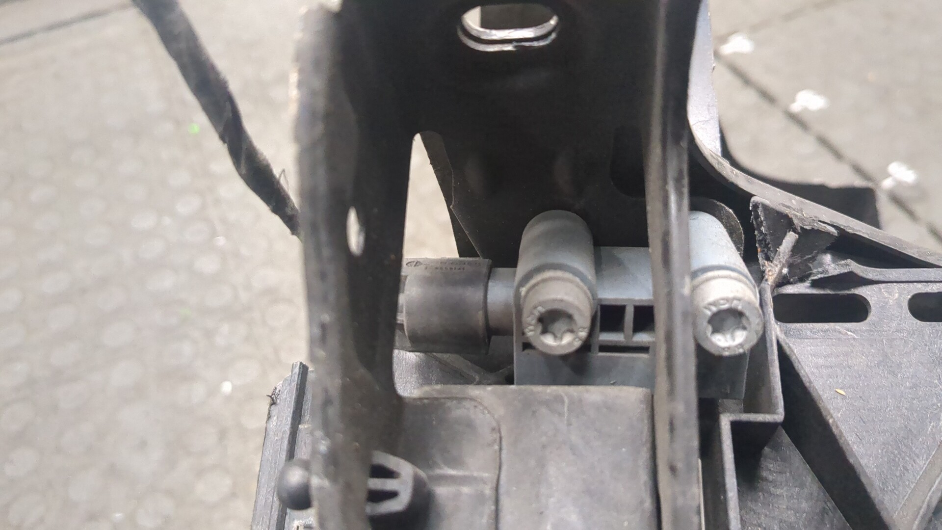 Кронштейн фар левый