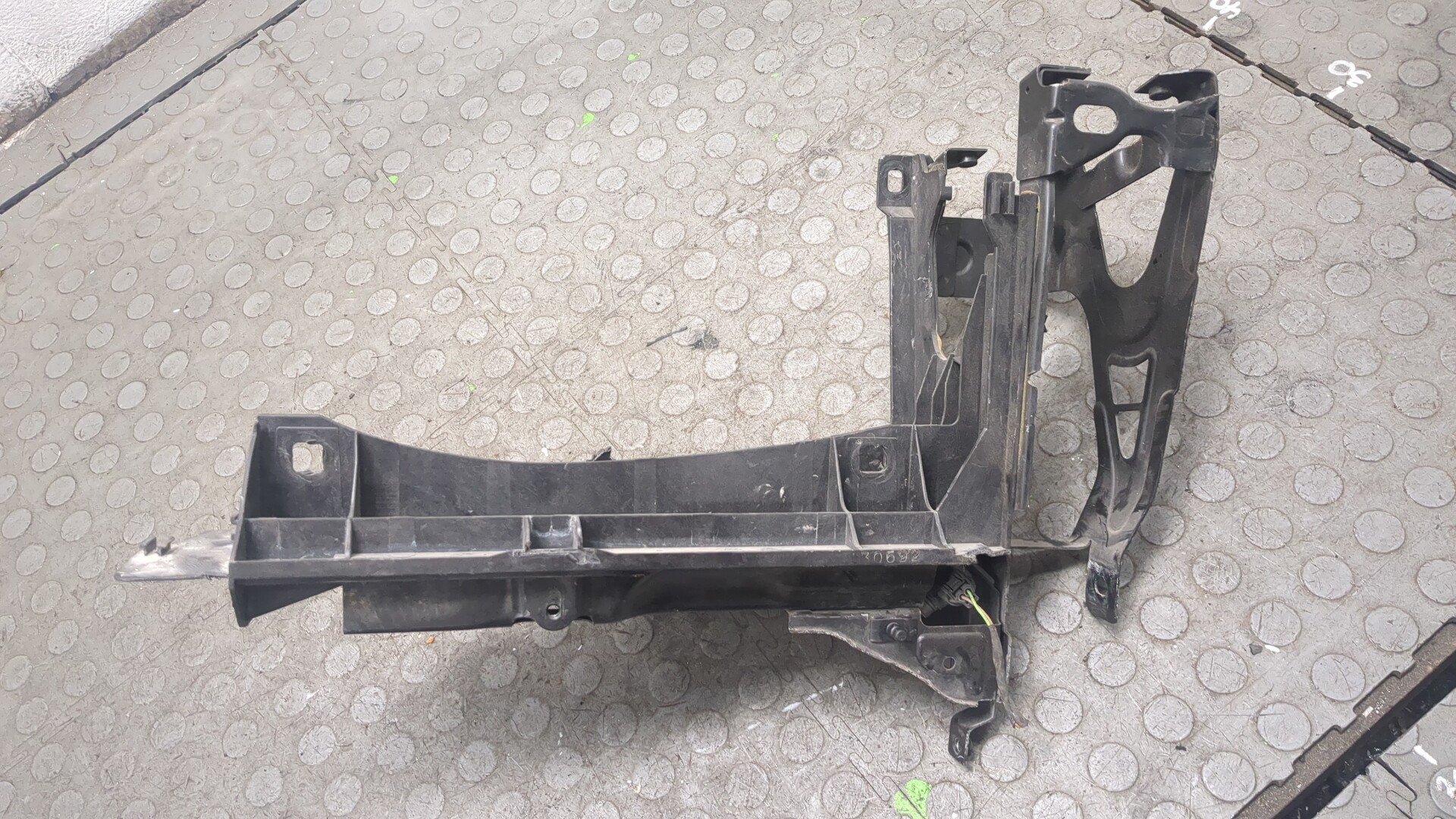 Кронштейн фар левый