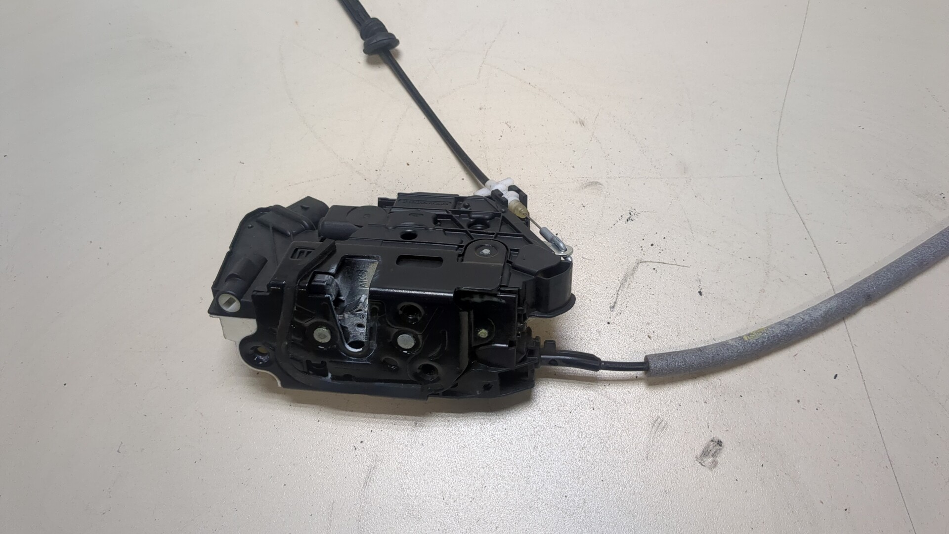 Замок двери передней левой