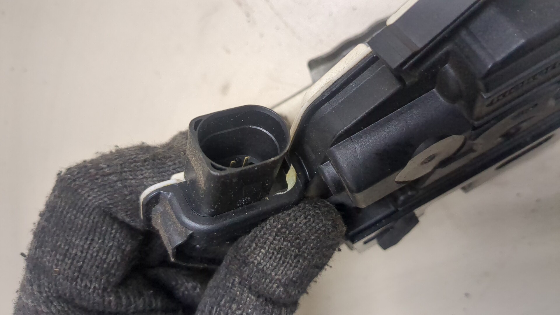 Замок двери передней левой