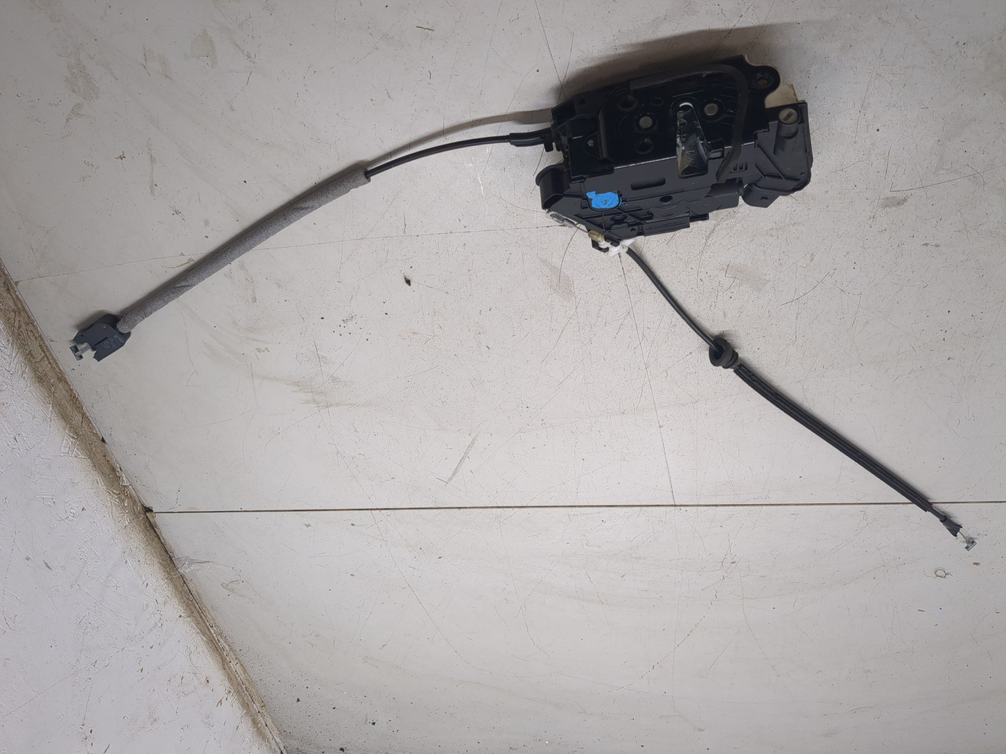 Замок двери передней левой