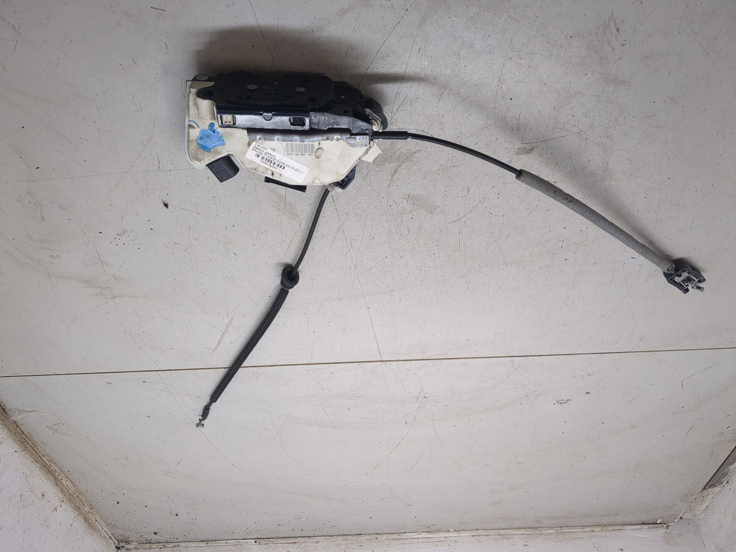 Замок двери передней левой