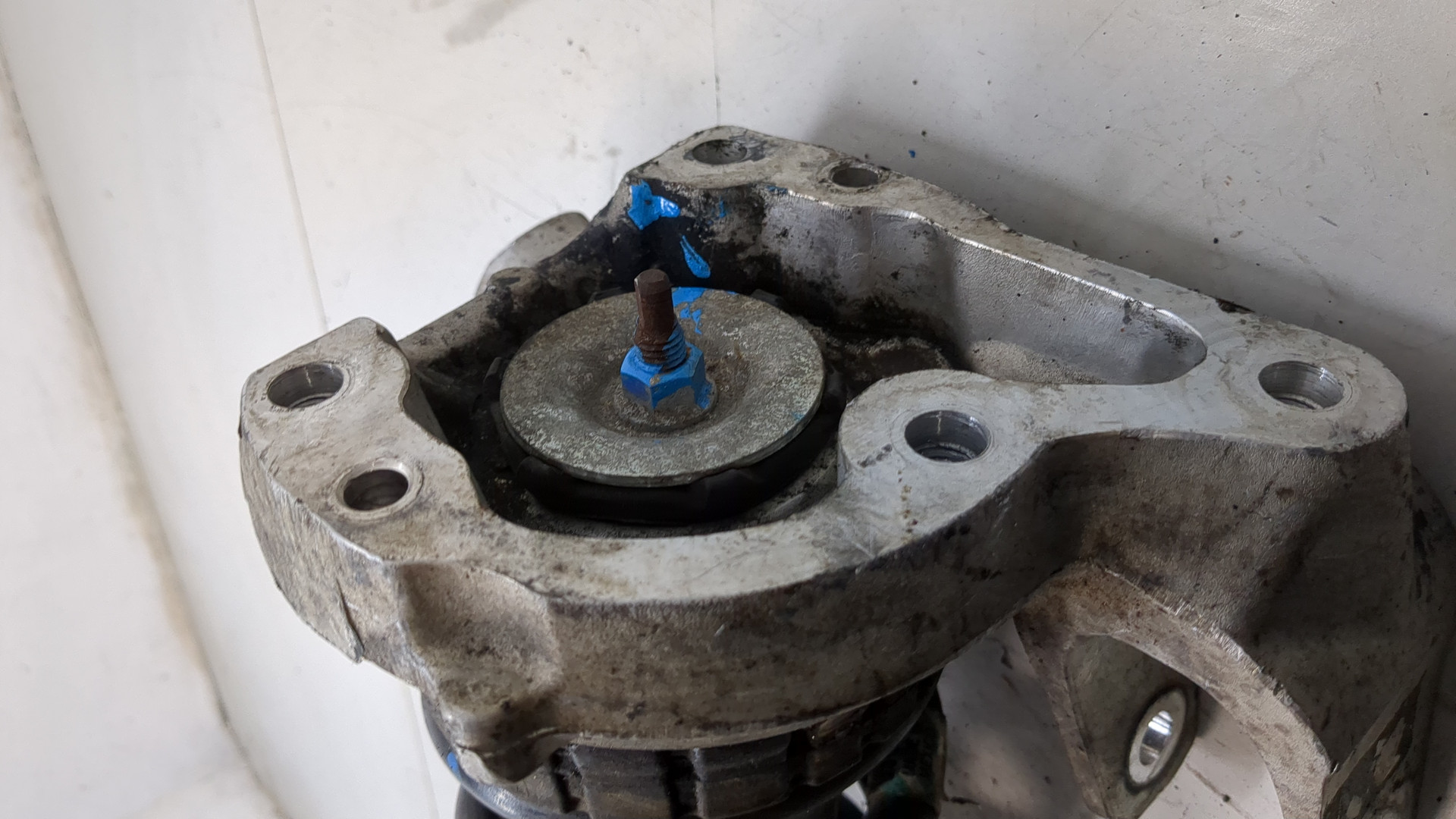 Амортизатор передний правый