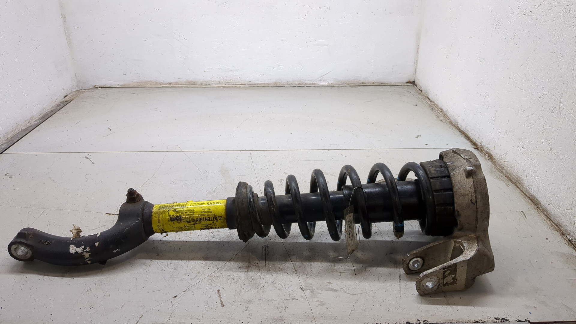 Амортизатор передний правый