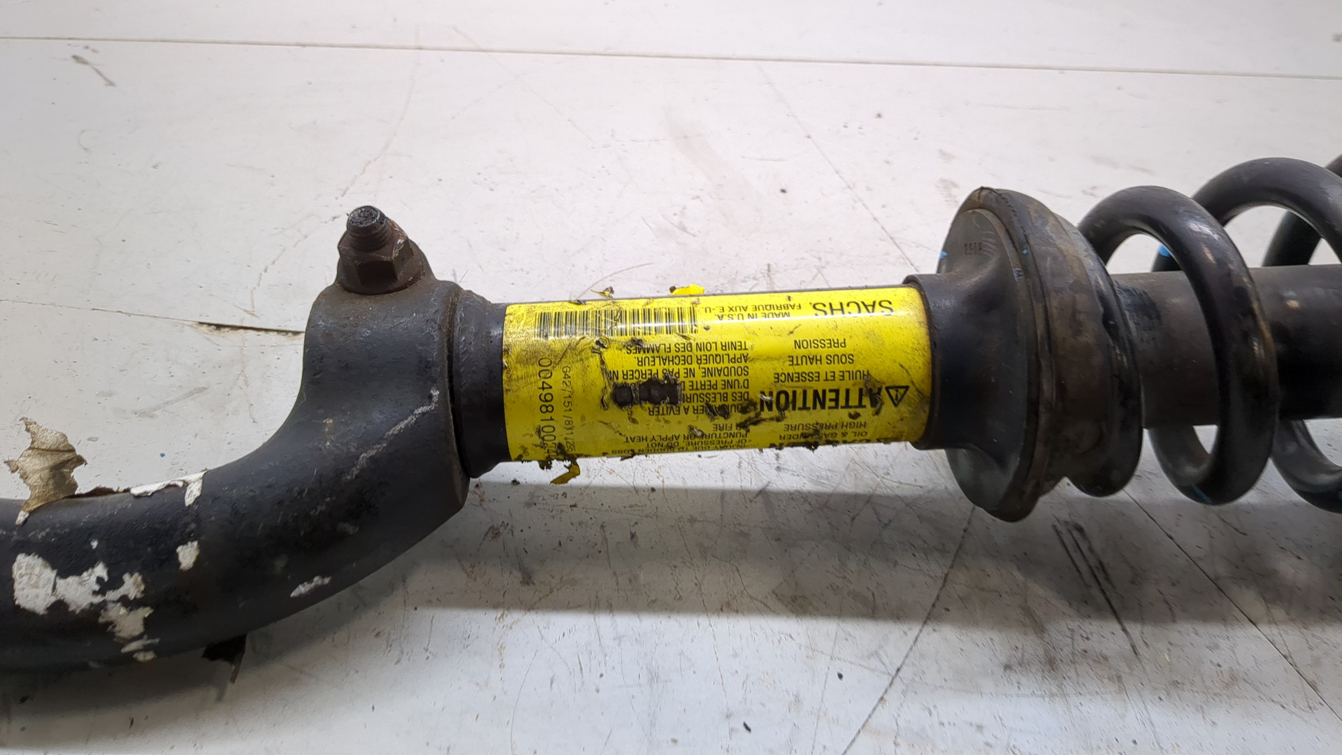 Амортизатор передний правый