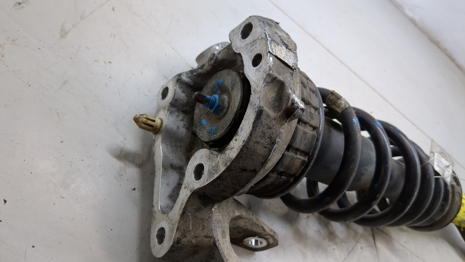 Амортизатор передний левый