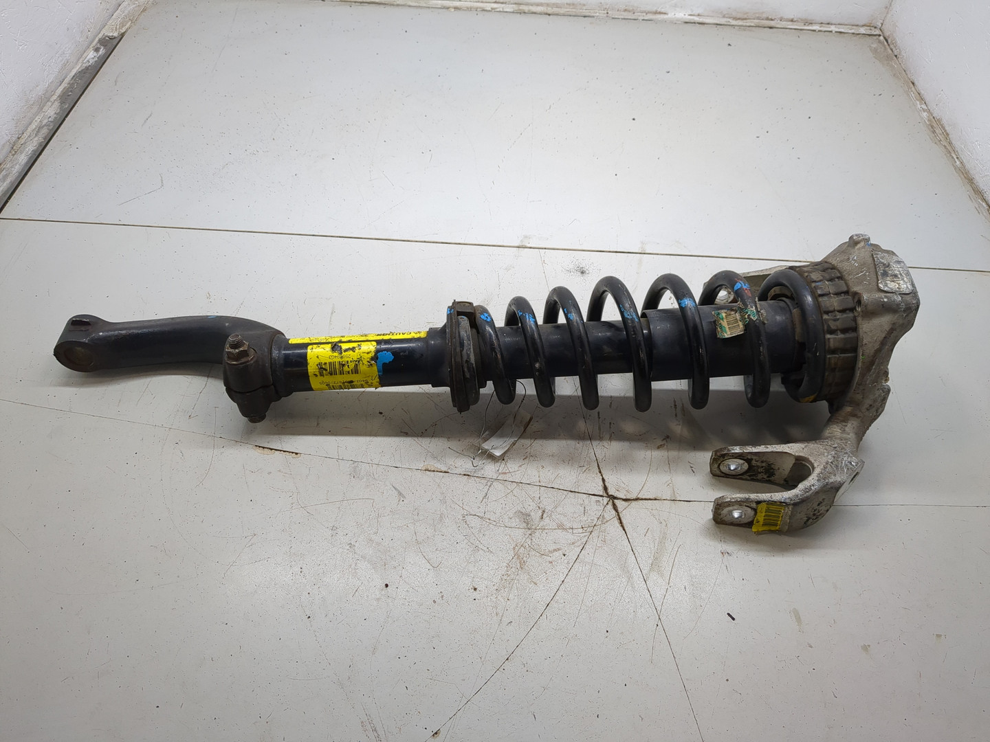 Амортизатор передний левый