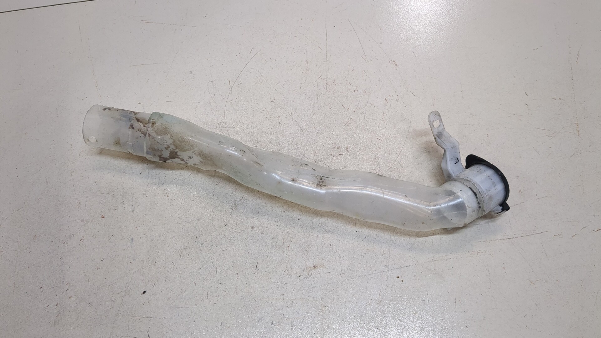 Горловина бачка омывателя