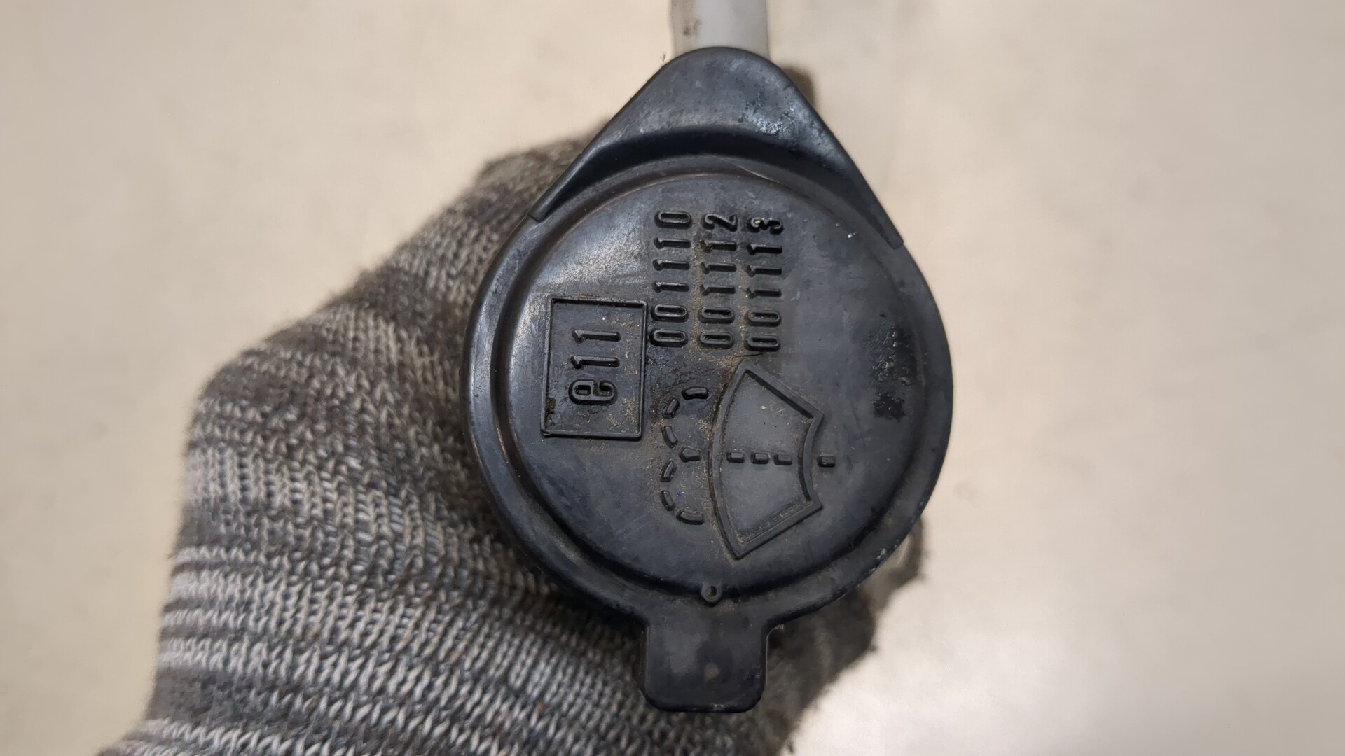 Горловина бачка омывателя