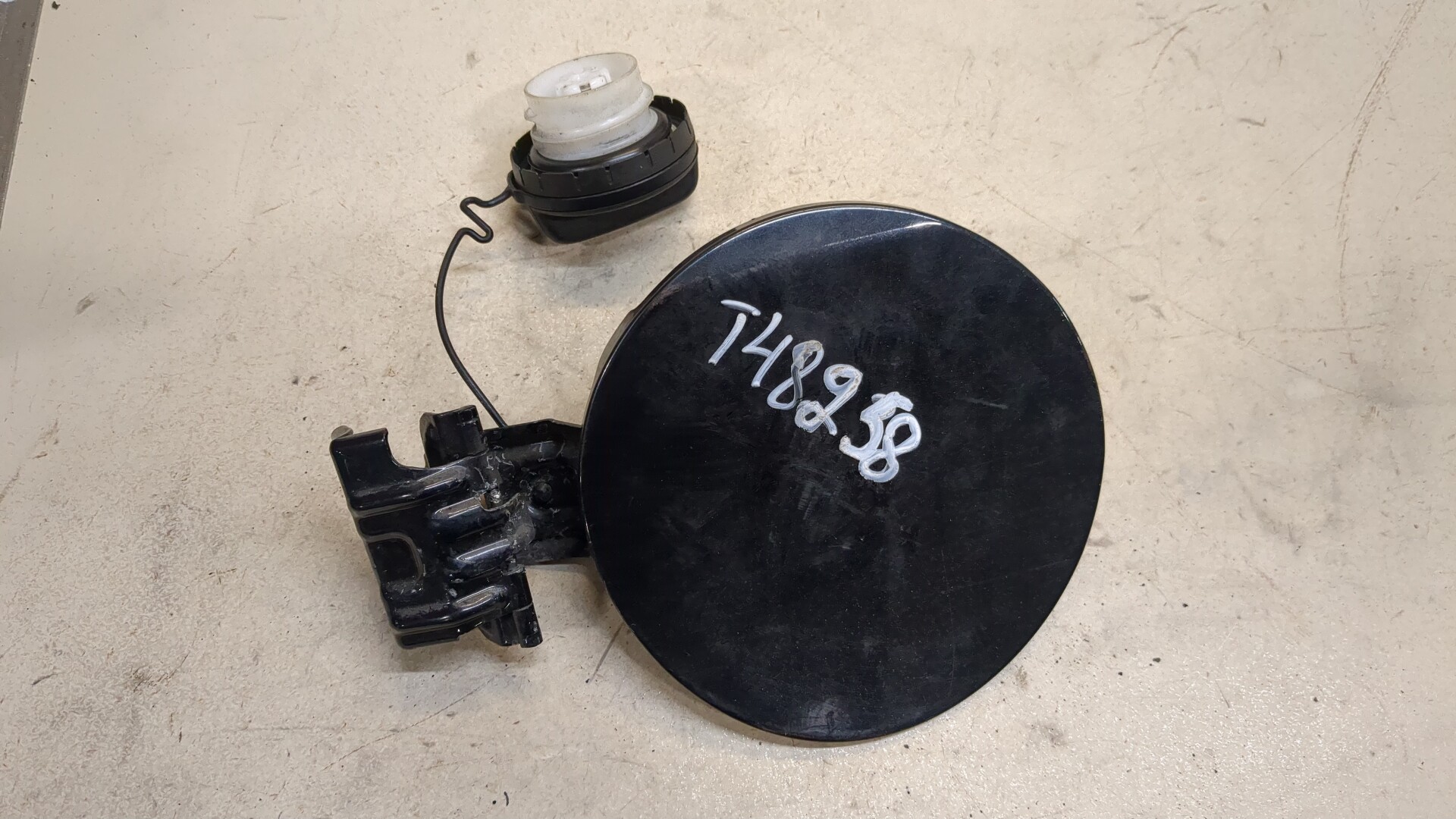 Лючок бензобака