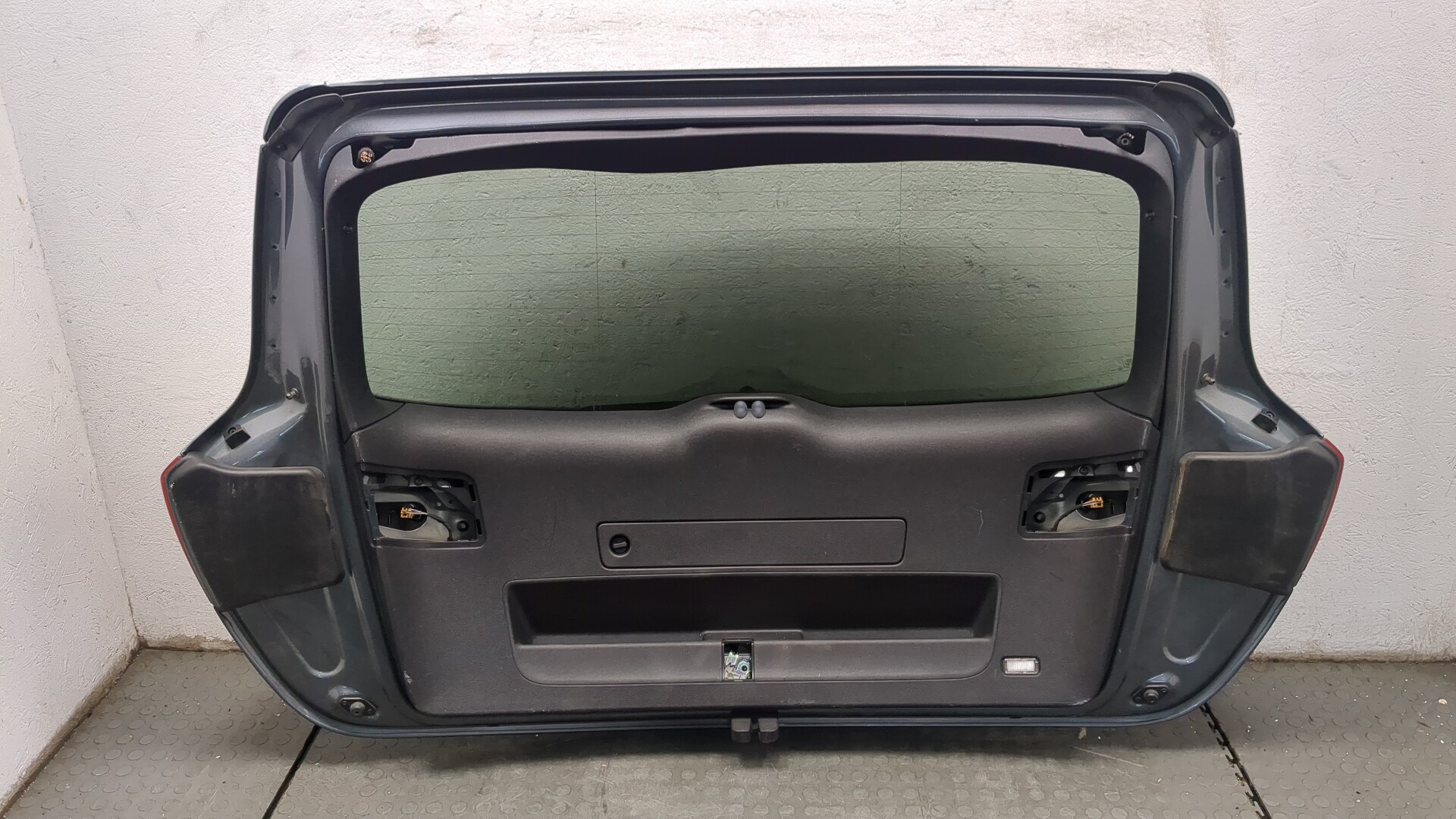 Дверь багажника