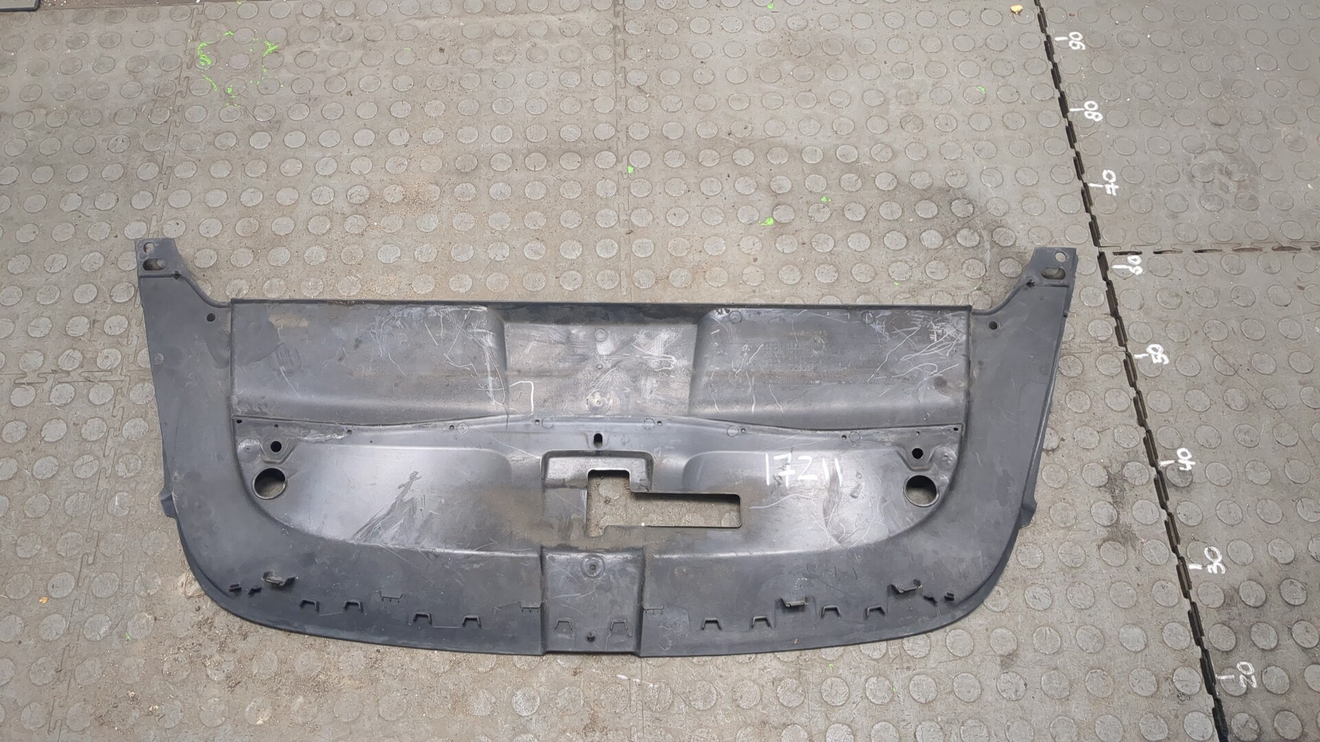 Кожух замка капота