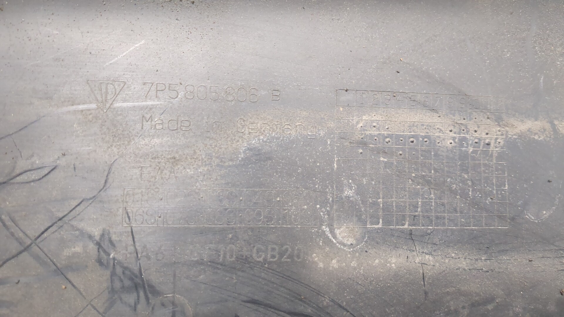 Кожух замка капота