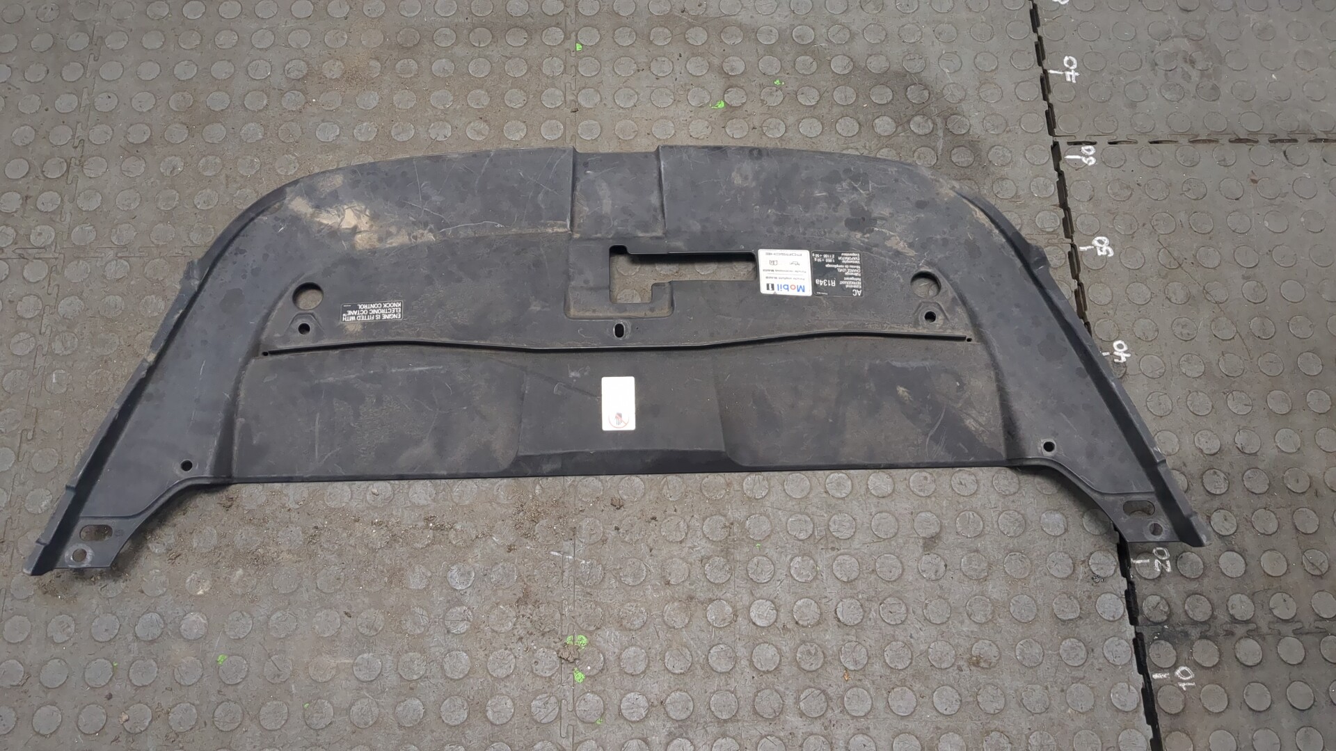 Кожух замка капота