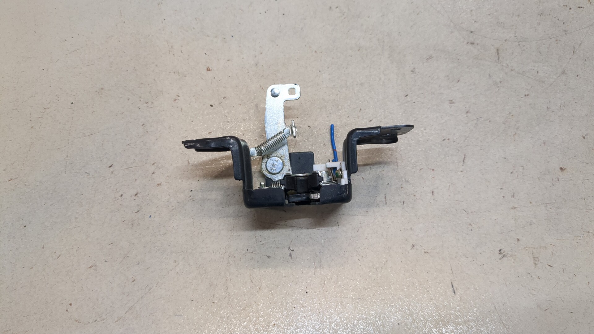 Замок бокового стекла