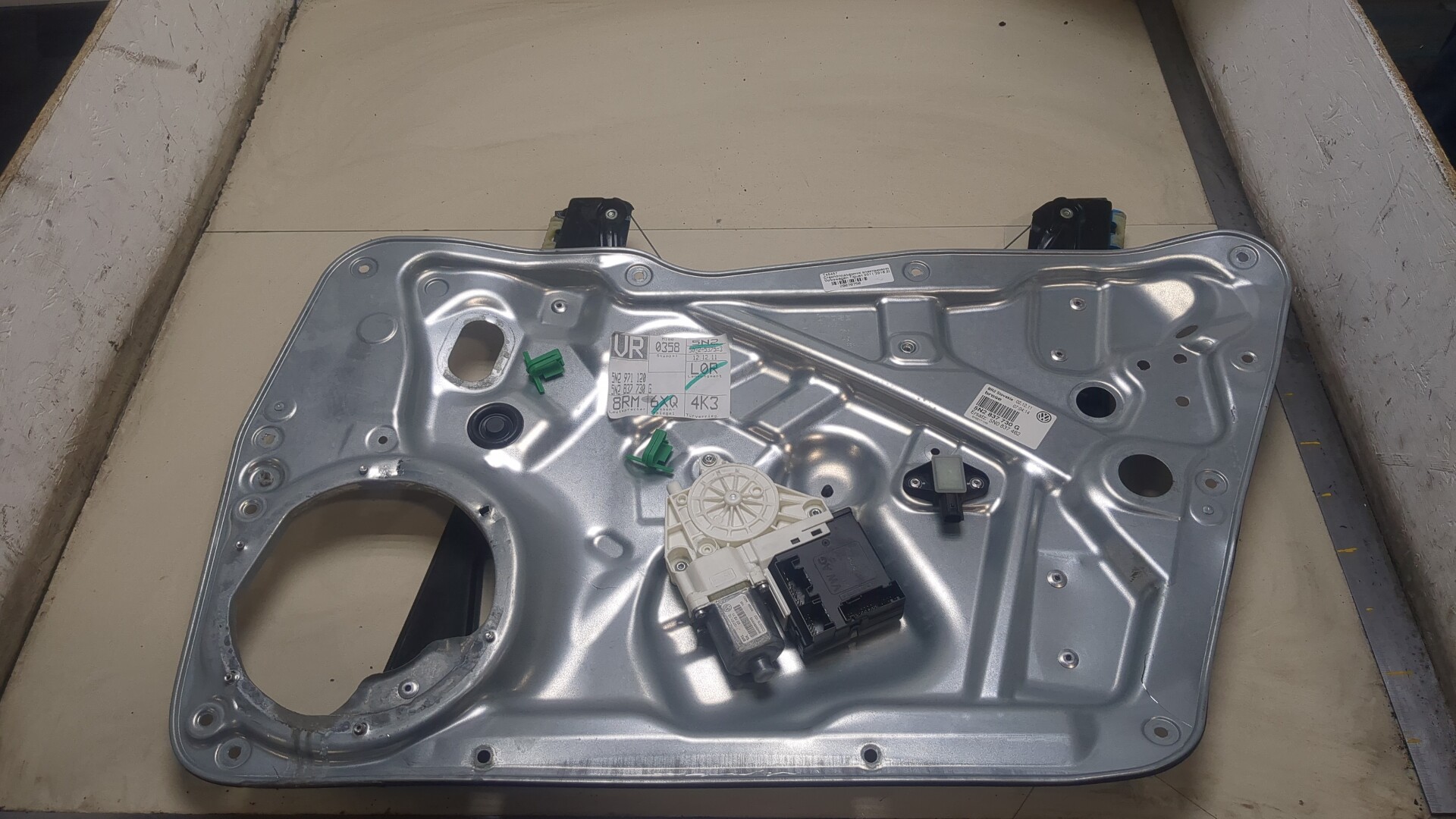 Стеклоподъемник электр. передний правый