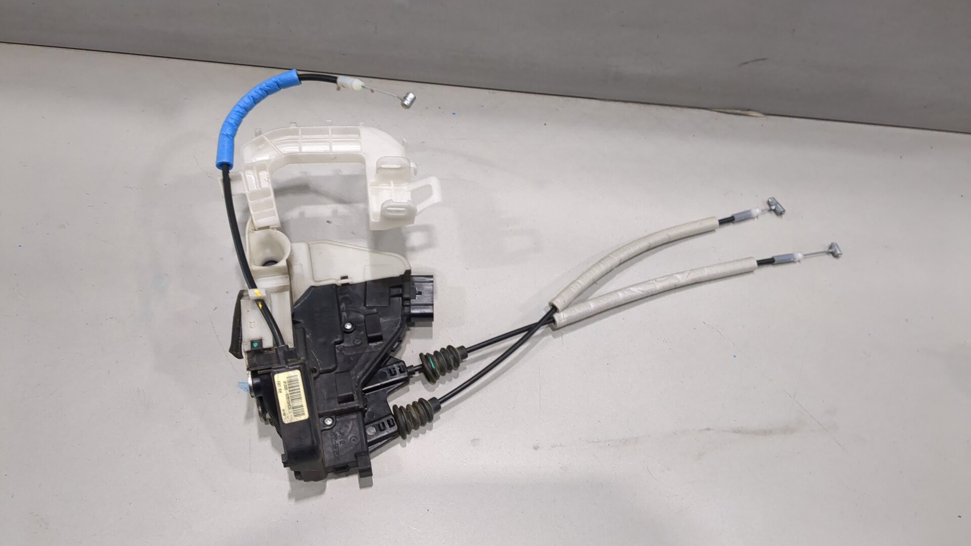 Замок двери передней правой