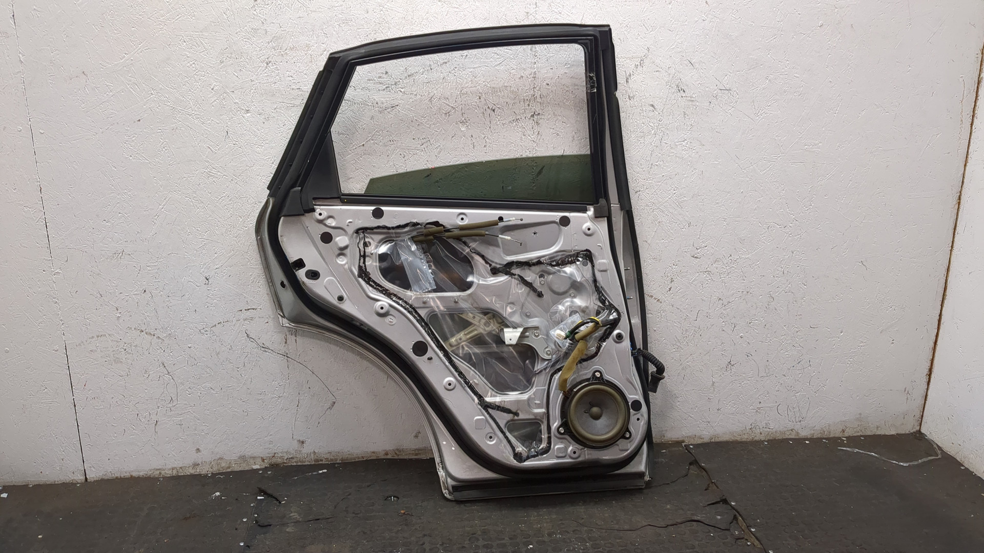 Дверь задняя левая