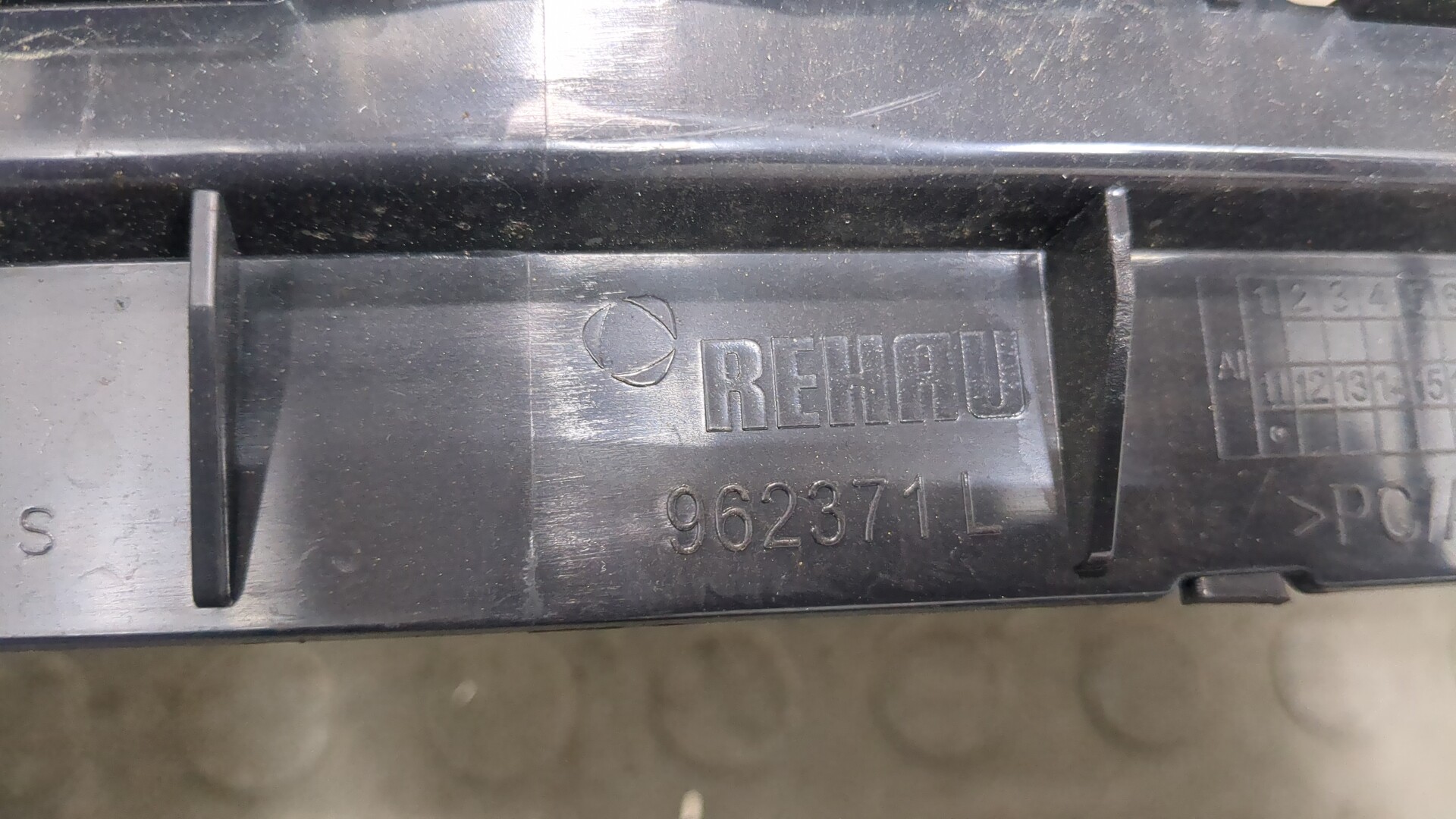 Кронштейн заднего бампера