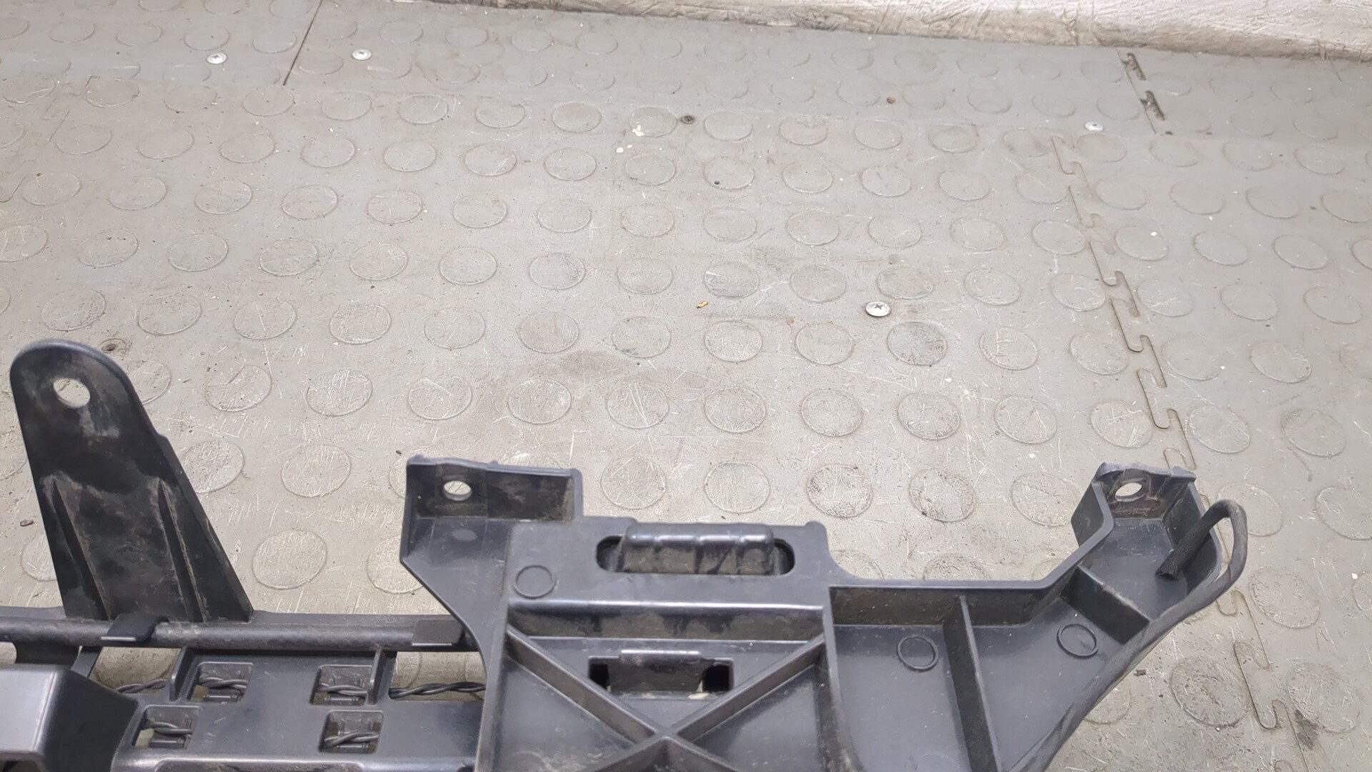 Кронштейн заднего бампера