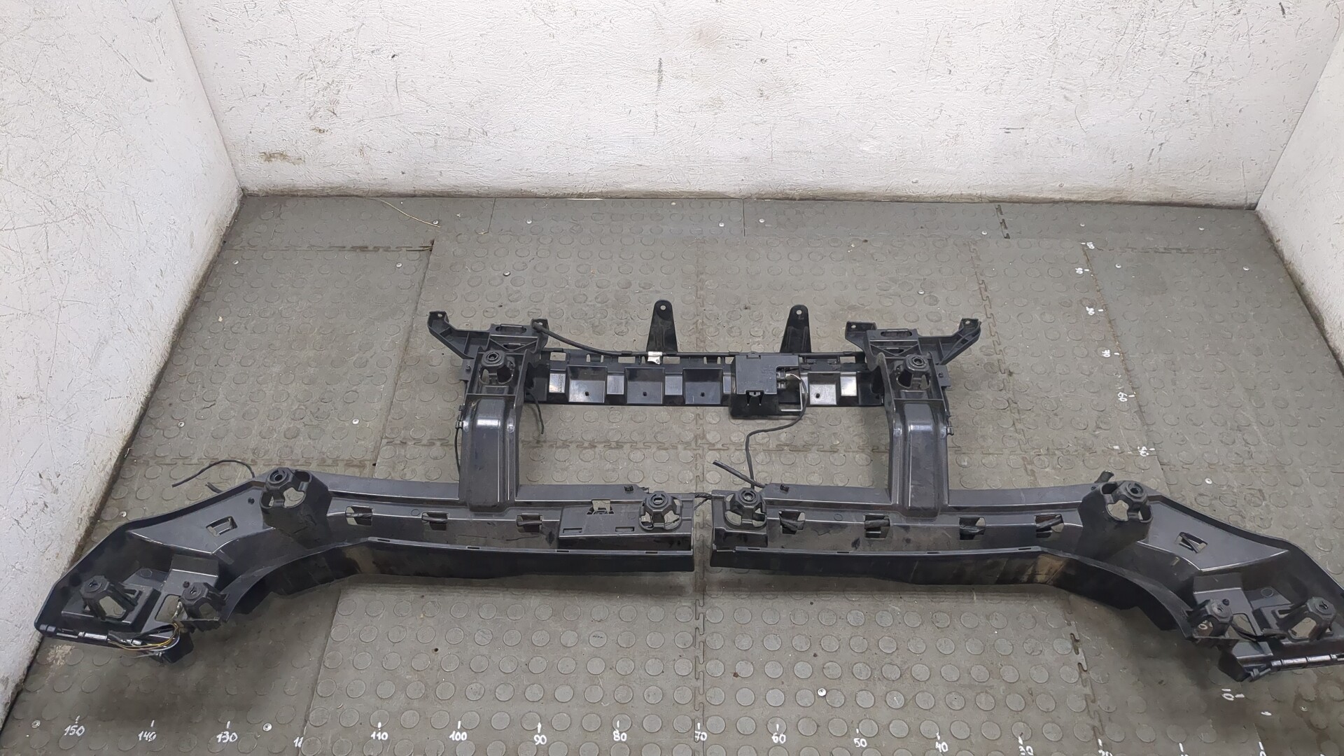 Кронштейн заднего бампера