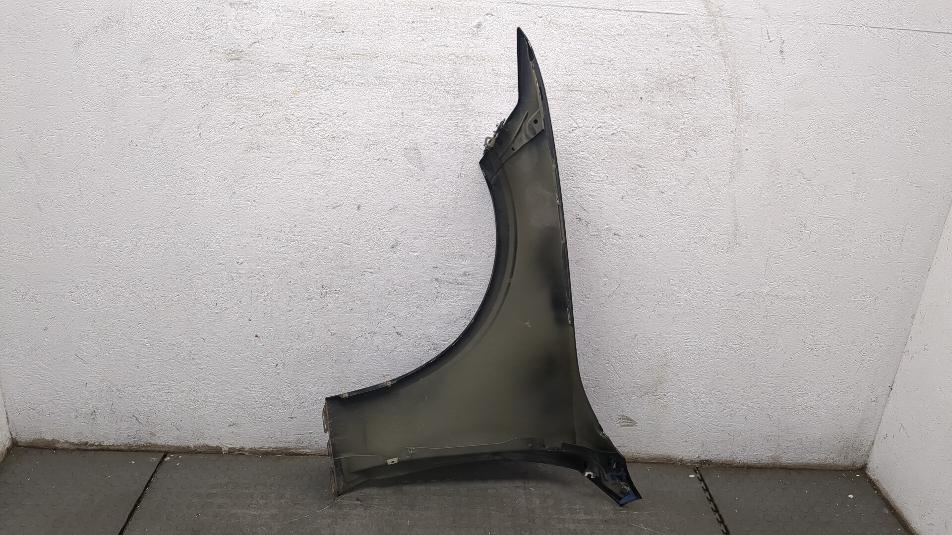 Крыло переднее правое