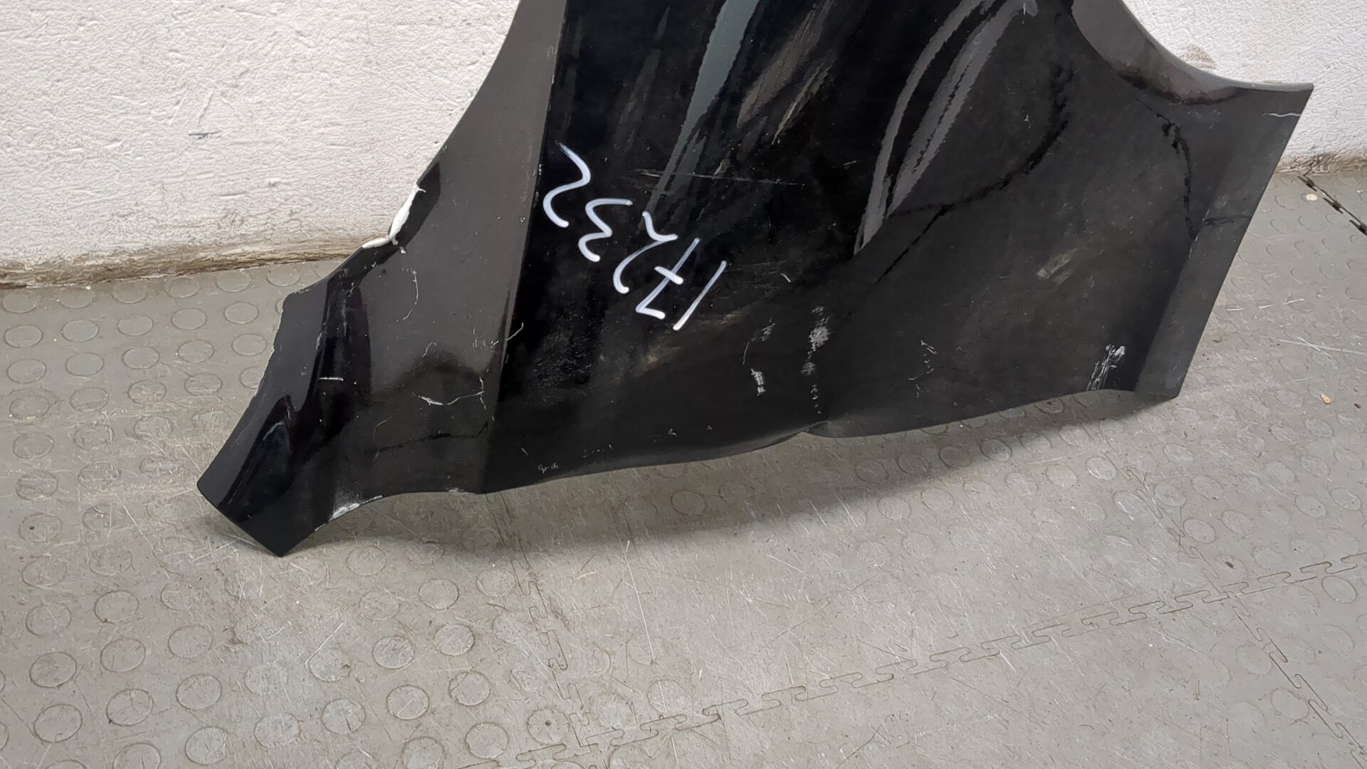 Крыло переднее правое