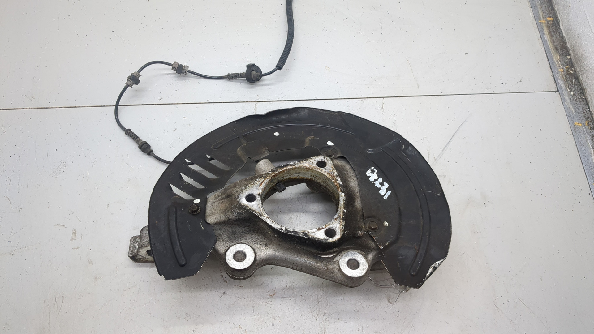 Кулак поворотный передний правый