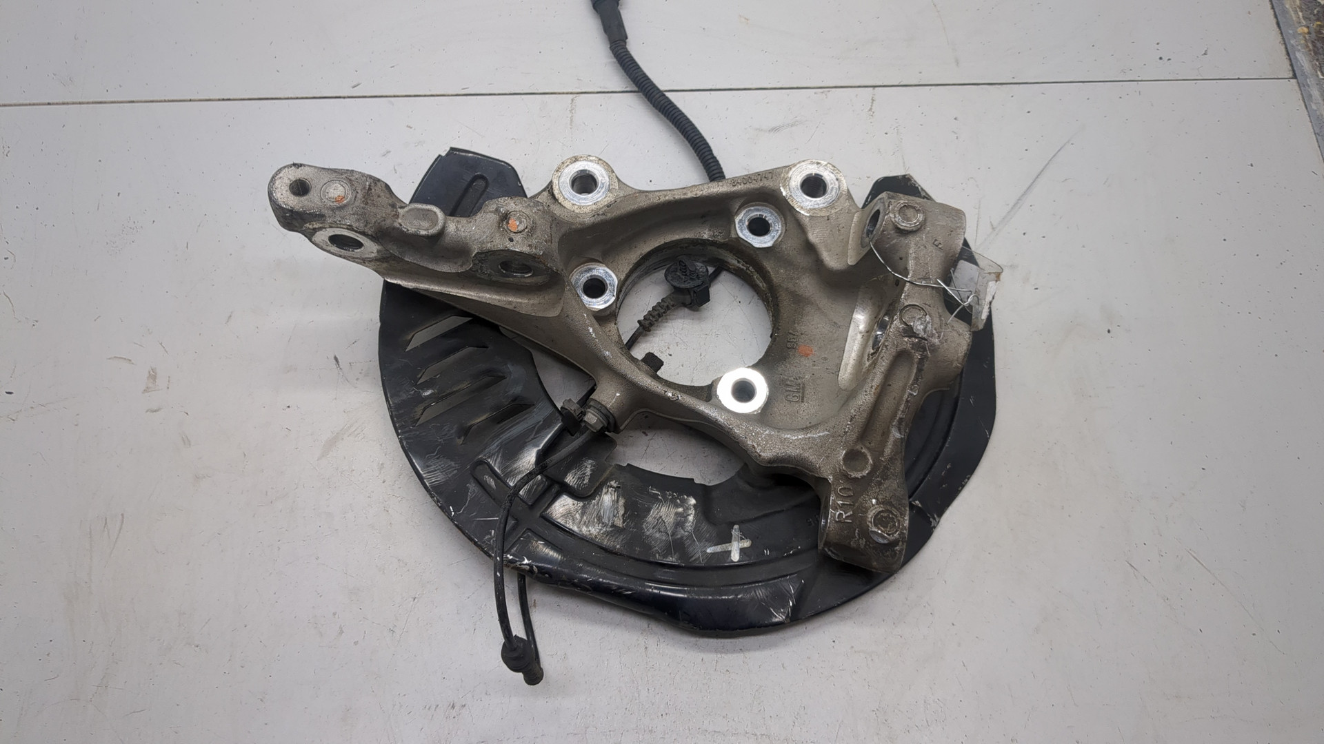 Кулак поворотный передний правый