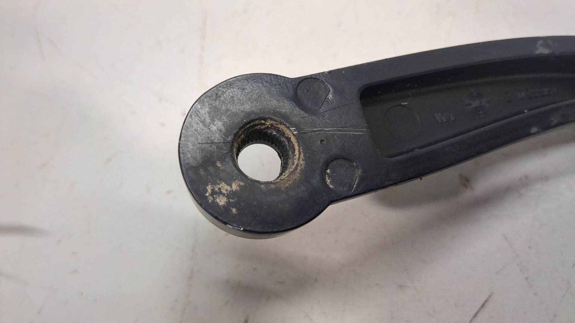 Поводок стеклоочистителя передний правый