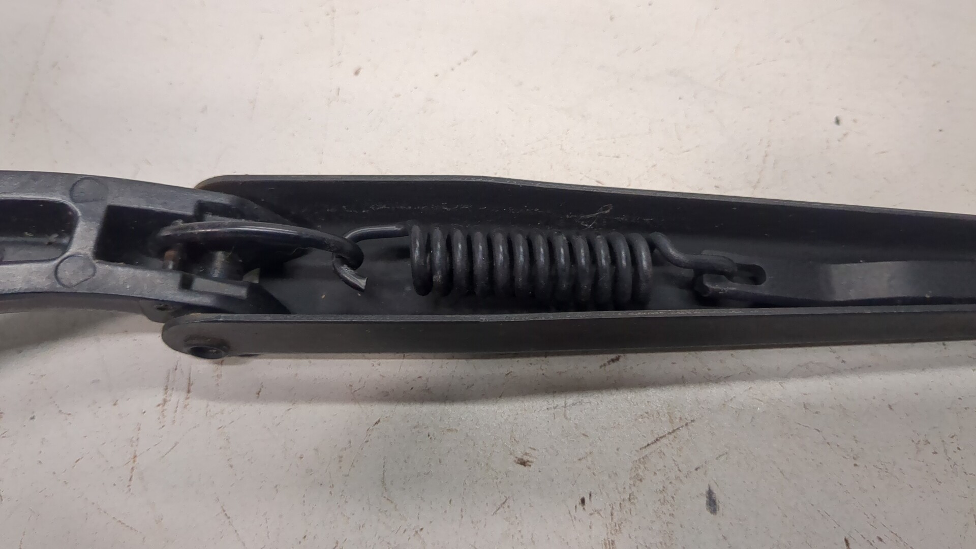 Поводок стеклоочистителя передний правый