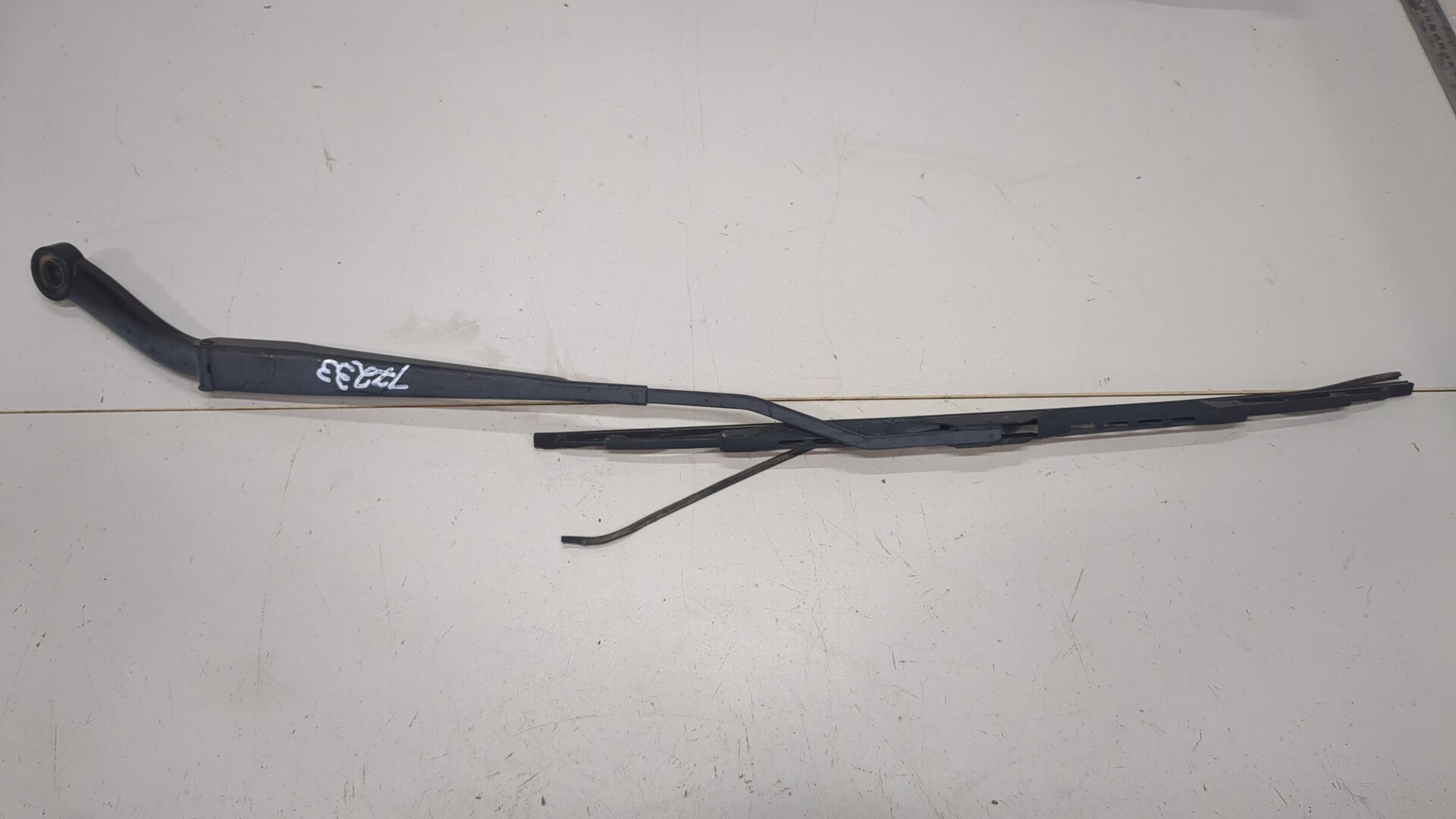 Поводок стеклоочистителя передний правый