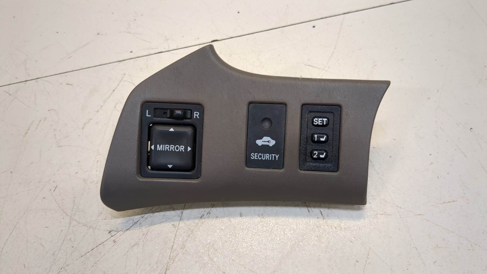 Кнопка регулировки зеркала