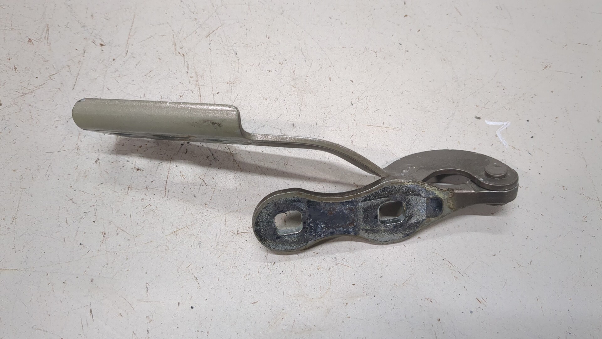 Петля крышки багажника