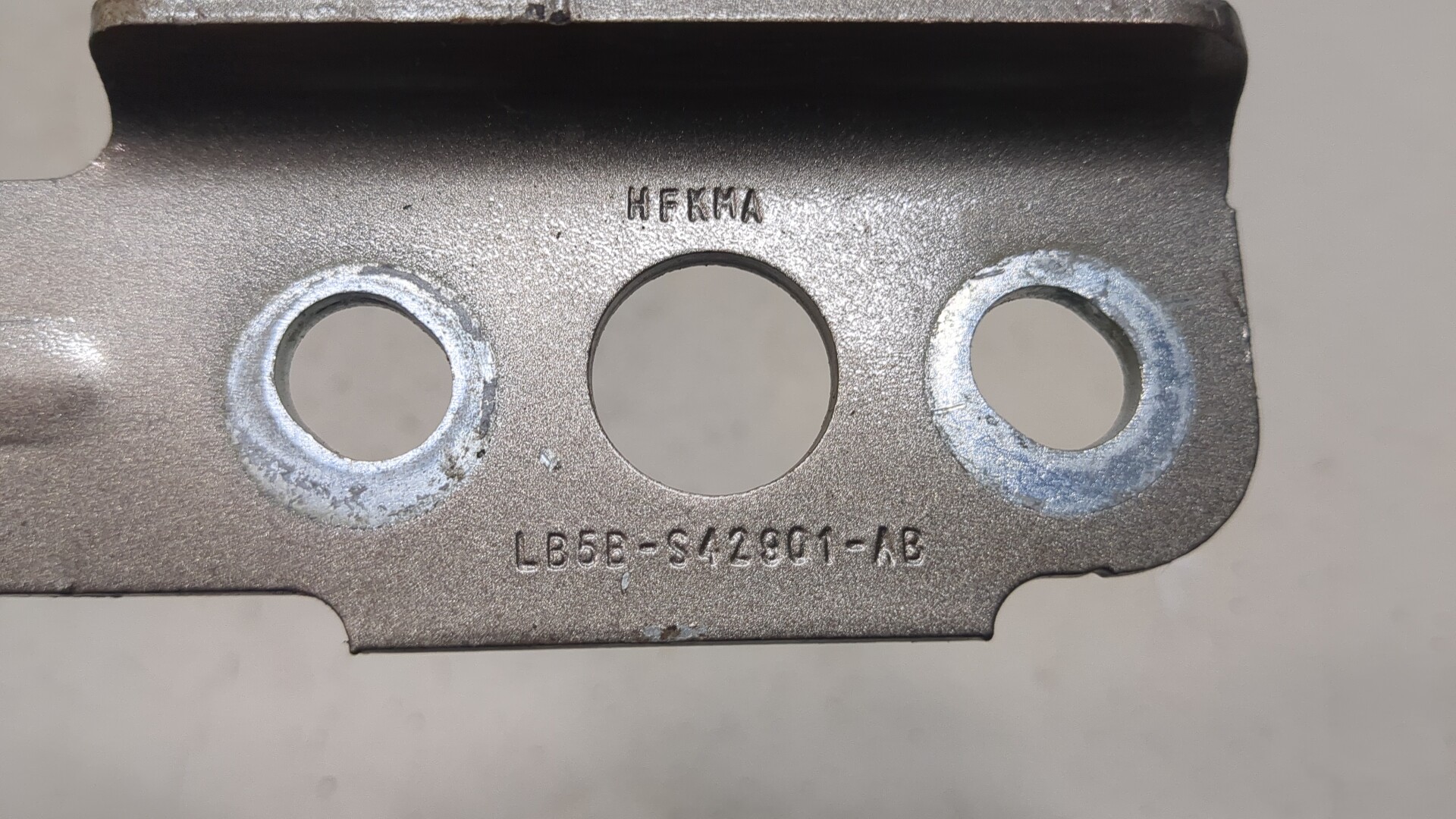 Петля крышки багажника