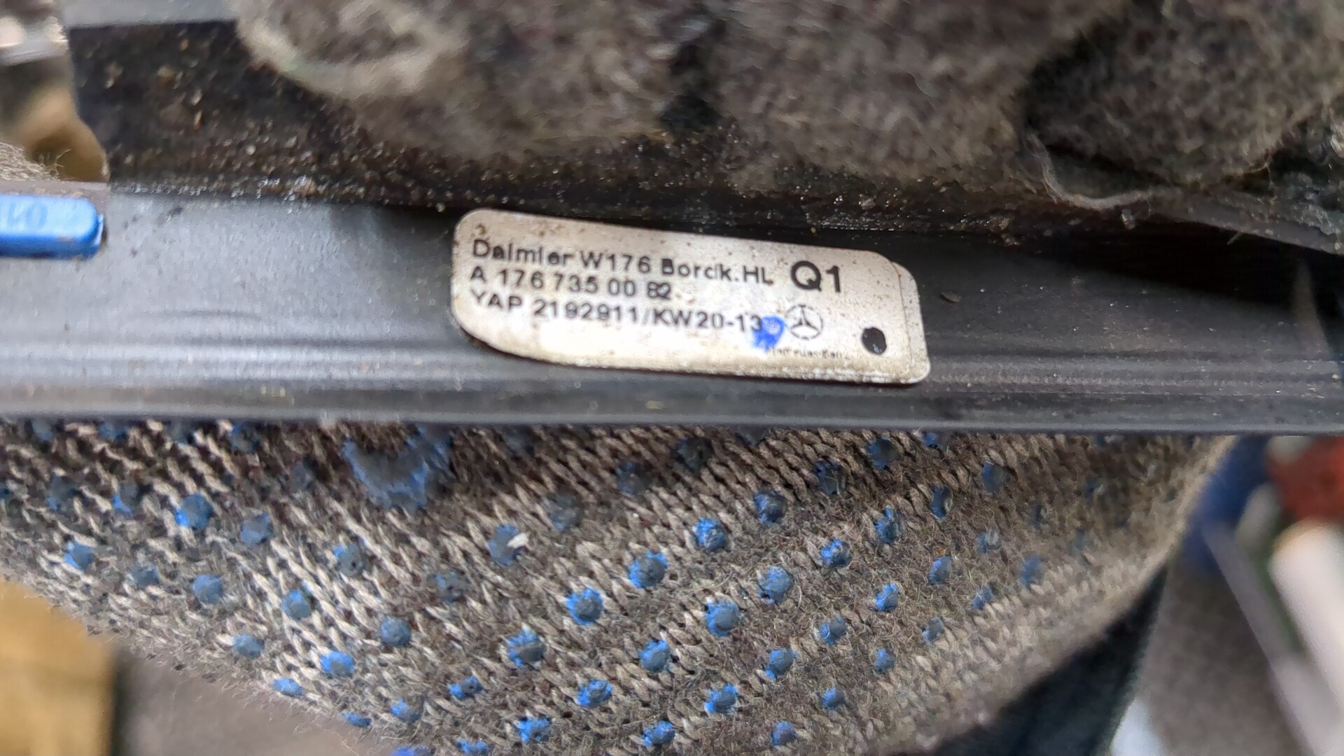 Накладка стекла заднего левого