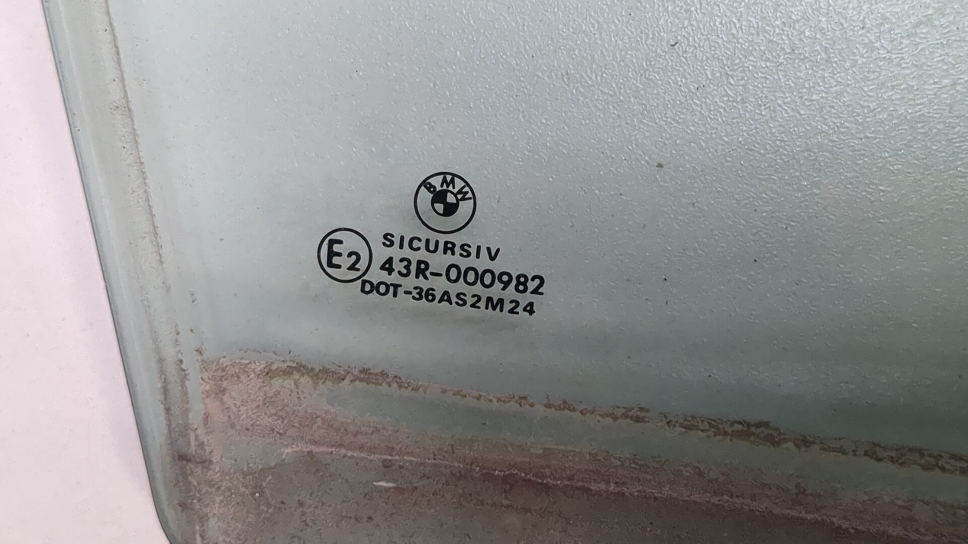 Стекло двери передней правой