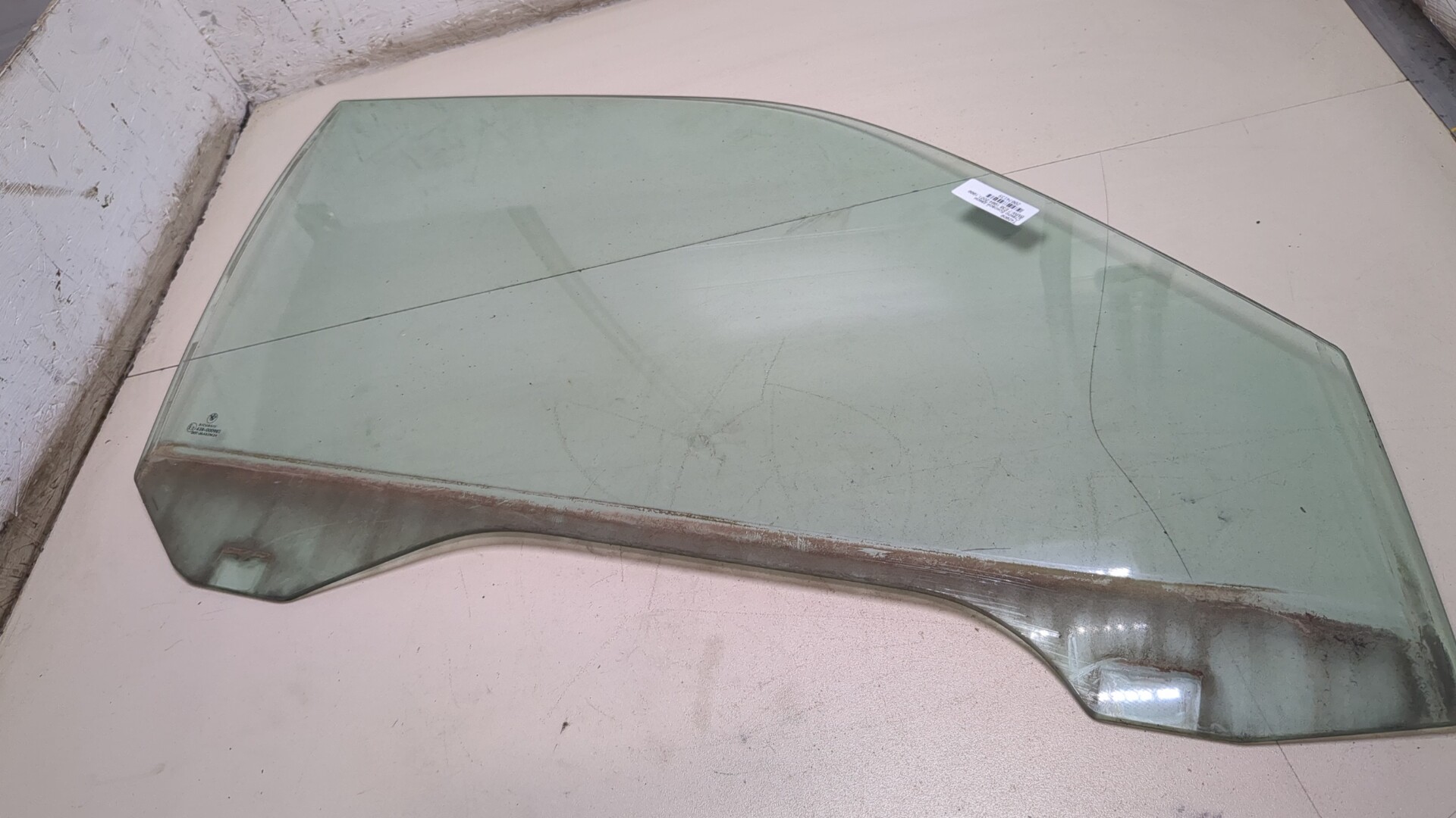 Стекло двери передней правой