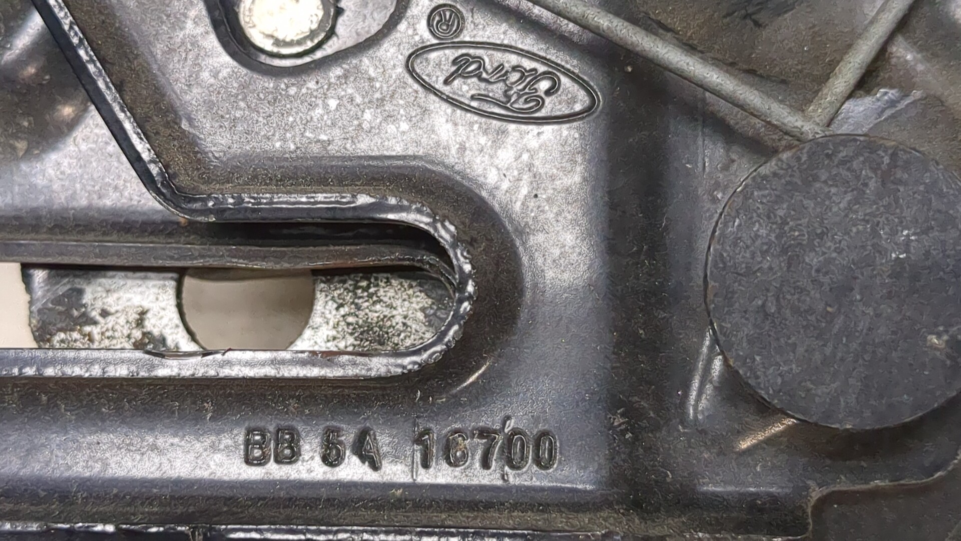 Замок капота